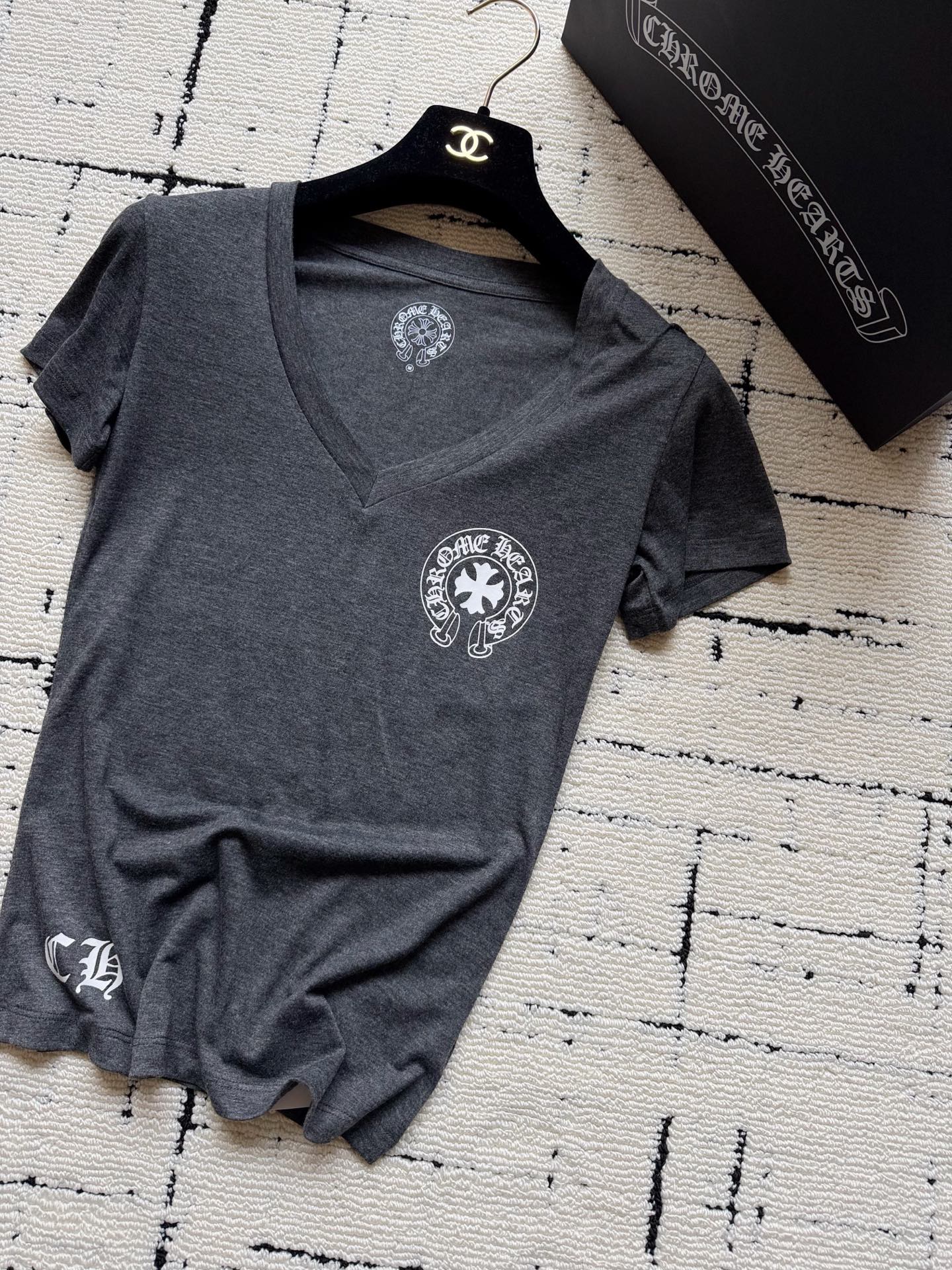 NO:948895,The V-neck series is updated on time. The top version is sure to be shot in my home!! Style 2: Black and gray Sanskrit printing pattern. Old fans of Chrome Hearts know its gold content. Horseshoe printing logo on the front and Sanskrit printing on the back. You can see the delicate edges of the whole piece. The distressed fur ball feeling is the essence of yb. The upper body is also more comfortable and skin-friendly. It will not make you sweat, so you can control it at will. Both colors are recommended for self-sustaining experience, chrome hearts,19860909V领系列准时更新 顶级版本认准我家实拍 !! 款式2:黑灰色梵文印花图案 克罗心老粉都懂它的含金量 前副马蹄印花logo 后背满logo梵文印花 整件走线包边都看得到的细腻. 做旧毛球感是yb精髓所在 上身也更加舒适亲肤 不会闷汗,随意驾驭 两个颜色都推荐自留体验,,chrome hearts,,Women's clothing