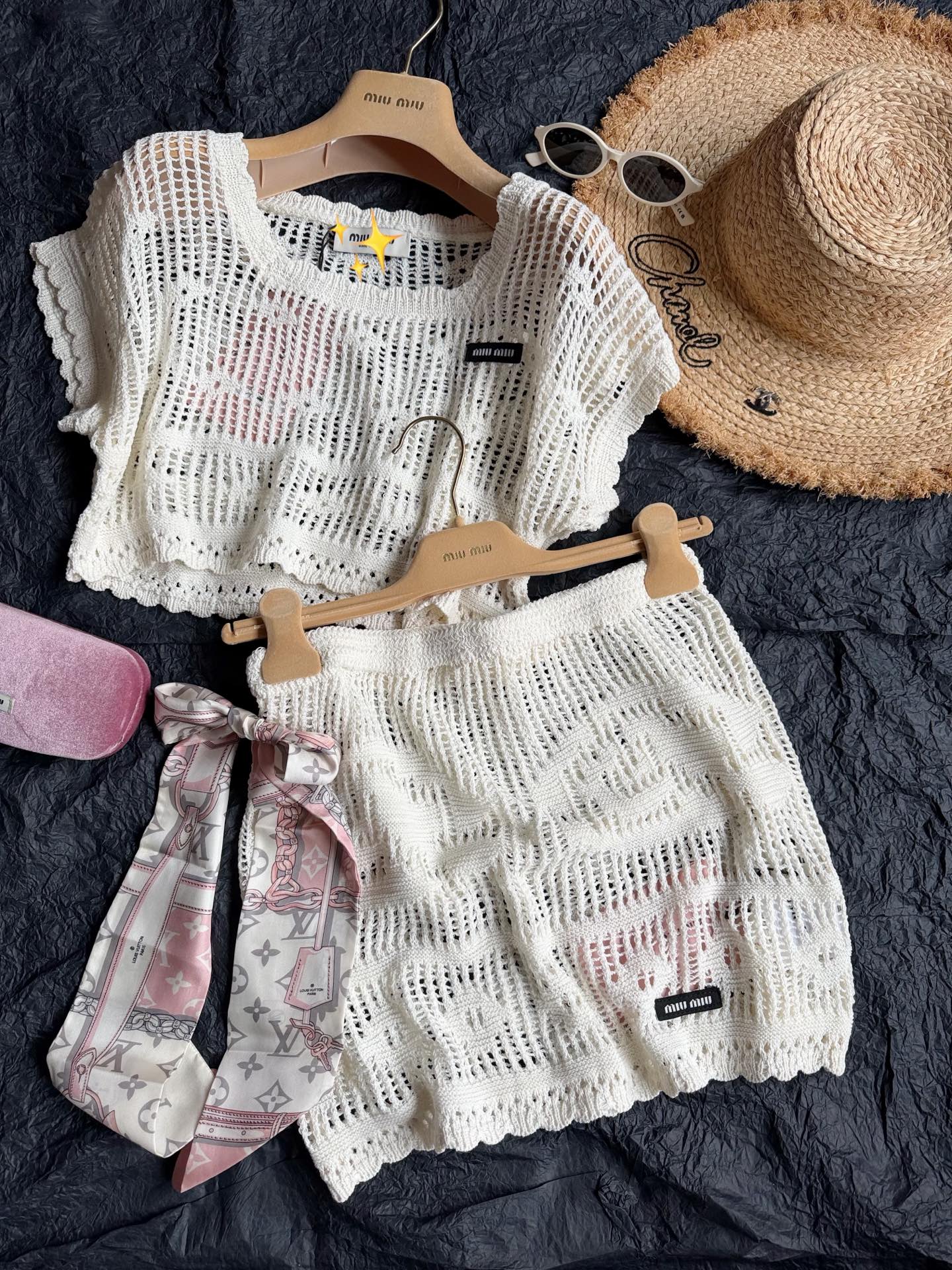 NO:944301,Knitted skirt·Real photos of details. The hollow weaving should be worn with leggings. The jacquard and small lace embellishments are full of design. You can identify miu elements at a glance. It also looks good with other miu tops in the wardrobe, miumiu, skirts,19860909针织半裙·细节实拍图 镂空织造要搭配打底裤穿喔 提花加小花边的点缀 设计感满满,一眼识别miu元素 搭配衣橱其他miu上衣也美,,miumiu,skirts,,Women's clothing