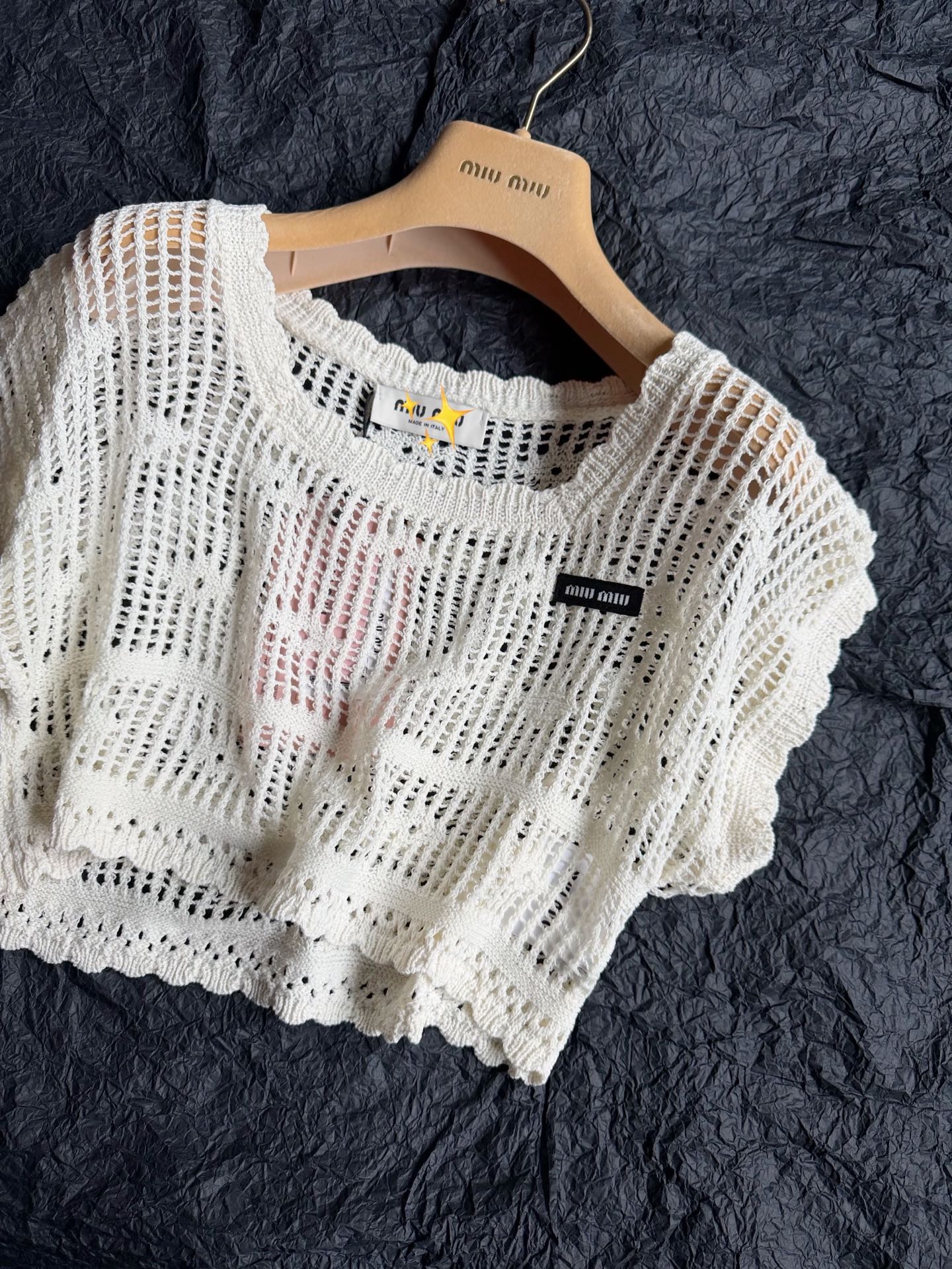 NO:944292,The miu vacation series is constantly updated. The pure cotton hollow weaving series is available. Short tops, skirts and long coats can all be collected at my home. In summer, I like this kind of breathable and comfortable knitted tee. The small lace crochet details are in place. The combination of short tops and skirts shows the proportions very well. It can be worn with miu's thin material base or layered dresses. In short, you can unlock various outfits, miu, skirts, jackets &  coats,19860909miu度假系列持续更新 纯棉质镂空织造系列都有出 短上衣 半裙 长外套 都可以在我家一站式收齐 ~ 夏天就喜欢这种透气舒适的针织tee 小花边勾织细节到位 短上衣加半裙的搭配 把比例显的特别好,任意驾驭 可以内搭miu的薄料打底 或者是叠穿连衣裙 总之随你解锁各种穿搭,,miumiu,skirts,jackets & coats,,Women's clothing