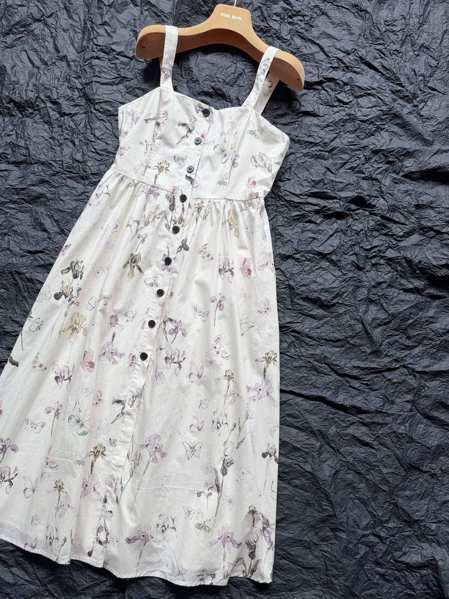 NO:944354,This summer I will be sure to take care of your wardrobe. There are many new styles, and they are constantly being updated!! Update this Dr's beautiful Cruise vacation series and recommend it to my Bai Fumei customers. The style and color of this piece are perfect. Full of butterfly prints, full of atmosphere, but not too exaggerated and eye-catching. The low saturation is very positive. The whole piece is full of materials, and the lining is finely stitched. The cardigan style design can be worn in many ways. It can also be used as a long coat~~ It is useless to say more about the version.  Feel it for yourself, it will definitely stay in your heart,,jackets & coats,19860909今年夏天必定承包你们的衣柜 新款多多,不断更喔 !! 更新这条Dr绝美Cruise度假系列 推荐给我的白富美顾客 这条版型和色调都是满分喔 满蝴蝶印花,氛围感拉满 却又不过分浮夸抢眼 这个低饱和度非常正 整条用料十足,内衬缝合细腻 开衫式设计多种穿法 还能作为长外套get ~~ 版型这一块多说无益 你们自行感受,必定留住你的心,,jackets & coats,,Women's clothing