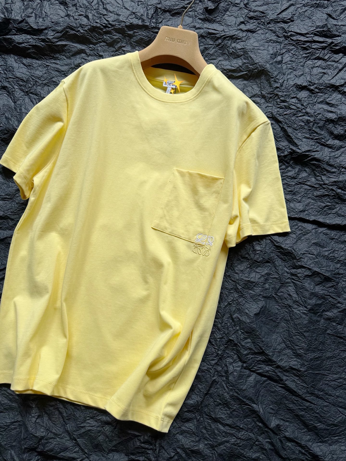 NO:944341,Yellow·detailed real photos. Summer is coming in color. It brings a completely different mood to the outfit. I really like this minimalist logo. It’s totally my style.19860909黄色·细节实拍图 夏天就要来彩色哇 完全不一样的穿搭心情 ~ 很钟意这个极简logo 完全就是我的菜,,,Women's clothing