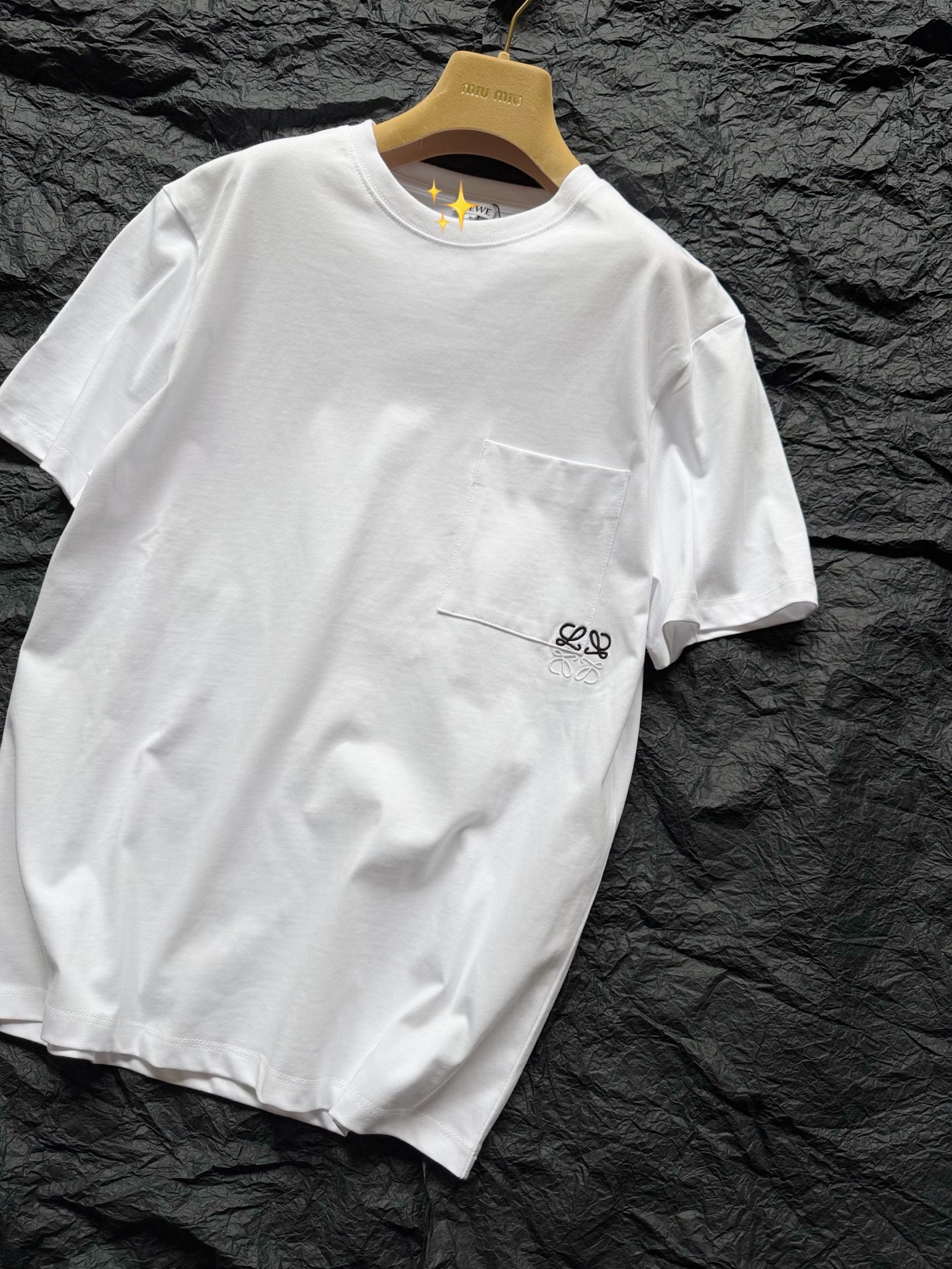 NO:944328,White·detailed real-life pictures. The tangled color is just like it. It is refreshing and comfortable in summer without choosing a match. This ultra-low-key logo also gives people a sense of luxury of 'pretending to be a pig and eating a tiger'.,,19860909白色·细节实拍图 纠结颜色就如它 夏天清爽自在不挑搭配 这个超低调的logo 也给人“扮猪吃老虎”的奢侈感.,,,Women's clothing