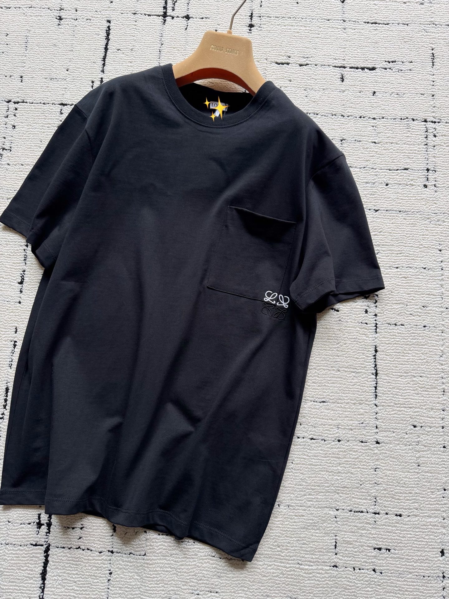 NO:944316,Loew updated this low-key and luxurious piece. I especially like the unobtrusive logo this year. I need this kind of no-brainer item every day. The three colors are irresistible and are sold directly together. Black, yellow, and pure white are all colors that can be matched with each other. The yb consistent loose shoulder style can be used at will. Customers from 90 pounds to 200 can wear this spliced ​​color logo. It is restored to the extreme in my home. It includes high-weight pure cotton fabrics, which are not used by other brands.,,loewe,19860909更新这件低调奢侈的Loew 今年特别喜欢不明显logo 日常都需要这种不费脑的单品 三个颜色无法抗拒,直接一起出 黑色·黄色·正白色 都是不挑搭配的色调 yb一致宽松落肩版型随意驾驭 90斤到200顾客都能穿 这个拼接色logo我家还原极致 包括高克重的纯棉面料 也不是别家会用的.,,loewe,,Women's clothing