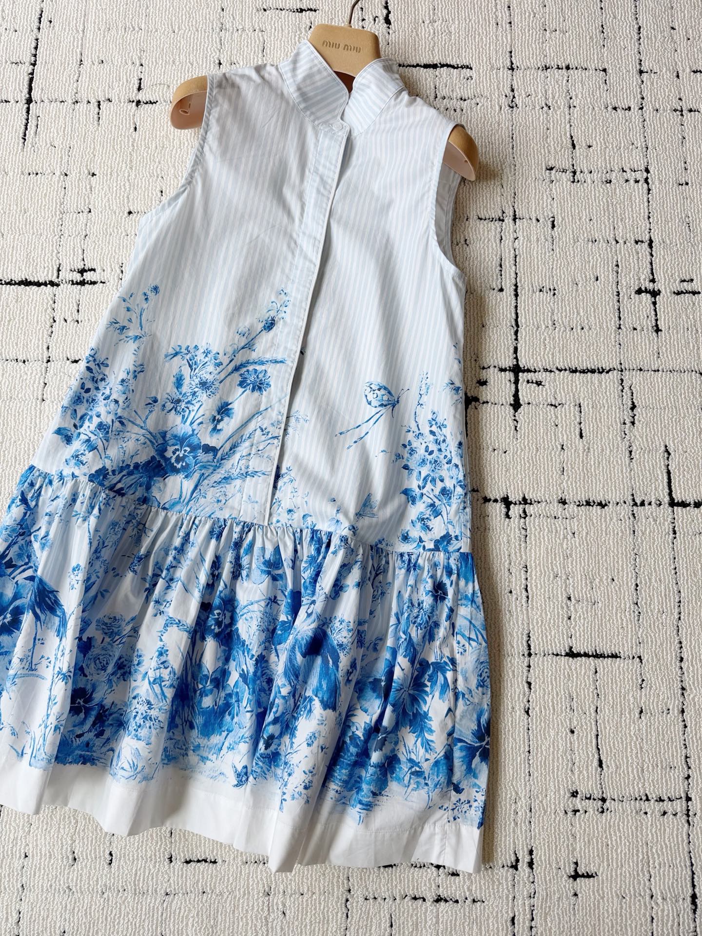 NO:950383,Have money and leisure, oriental aesthetics ceiling Dr.'s flower and bird print dress is amazing. No pressure for daily use in various occasions. Customized pure cotton shirt fabric is moisture-wicking, breathable and not stuffy. Three-dimensional tailoring polo-style stand-up collar vest design. Pleated skirt with spliced ​​hem. Elegant and age-reducing, but not exaggerated at all. Suitable for many age groups. It is recommended to wear boots or loafers, loafers, boots, skirts, shirts,19860909有钱也有闲,东方美学天花板 Dr这个花鸟印花连衣裙绝了 日常出入各种场合无压力 定制纯棉质衬衫面料 吸湿排汗,透气不闷 立体剪裁polo式立领背心设计 下摆拼接百褶裙 优雅减龄,又完全不会夸张 满足多个年龄阶层的穿搭 推荐配长靴或者乐福鞋更嗲,,loafers,boots,skirts,shirts,,Women's clothing