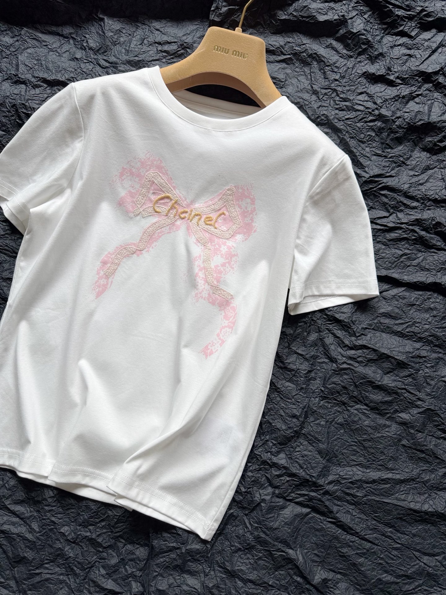 NO:948851,My daily items, I will never let you buy them back and keep them in the box~ A bow-knot tee that is super easy to wear. I personally love this kind of shoulder style. It is skin-friendly and comfortable with slub cotton. It is combined with the triple process of printing, embroidery and beading. Even if there is only a simple bow, it will not be boring at all. It can be paired with any shorts or skirts in the wardrobe. Wear it casually, and it will give people the feeling of being well-dressed, skirts, shorts,19860909我家的日常单品 绝不让你们买回去压箱底 ~ 超好穿的一件蝴蝶结tee 我个人很爱的这种正肩版型 亲肤舒适竹节棉 经由印花 刺绣 串珠三重工艺结合 即使只有一个简单蝴蝶结 也完全不会无聊沉闷. 可任意搭配衣橱的短裤或半裙 随便穿,都给人很会穿的感觉,,skirts,shorts,,Women's clothing