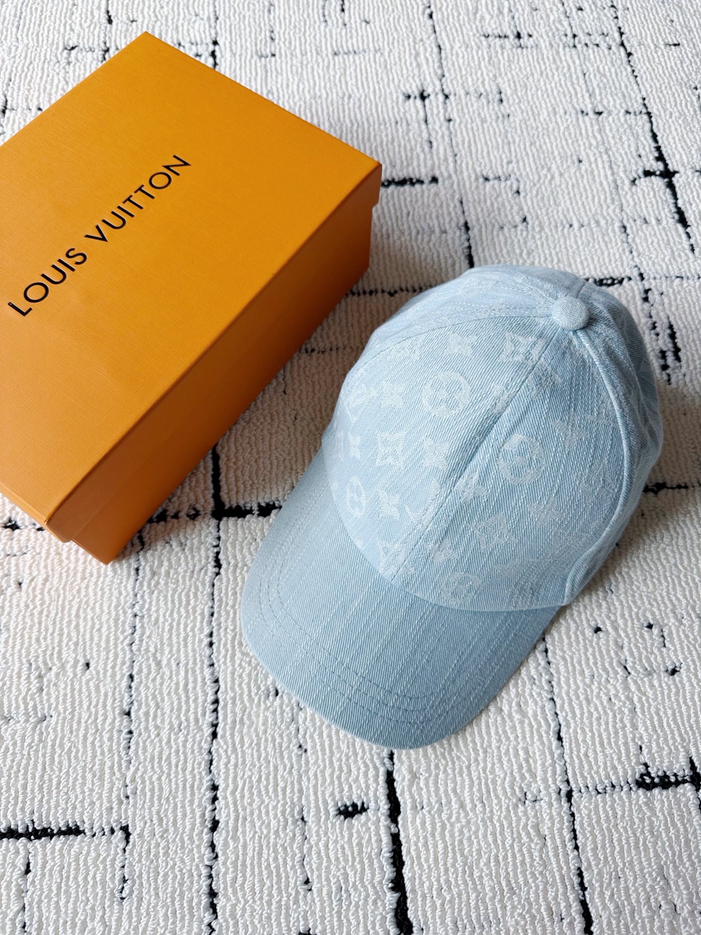 NO:933305,The day we took the photo was cloudy and it didn’t show half the beauty of the real thing!! Lu’s limited-edition blue twill denim baseball cap is a high-end accessory that I fell in love with at first sight~ The low-saturation tones of my home and the perfect twill texture can be seen with the naked eye, including the hat shape, curvature and brim. We have made dozens of adjustments. Most people wear it to beautify their head shape, look small and easy to match,, louis vuitton, louis vuitton, hats,19860909我们拍摄的这天是阴天 完全没有展现实物一半的美 !! 驴家限定款蓝色斜纹牛仔棉棒球帽 一眼就爱上的高级配饰~ 肉眼可见我家的低饱和度色调 以及斜纹肌理感的完美 包括帽型 弧度 帽檐 我们都做了数十次的调整. 大部分人带上它都能美化头型 显脸小的同时还好搭配,,louis vuitton,louis vuitton,hats,,Women's clothing