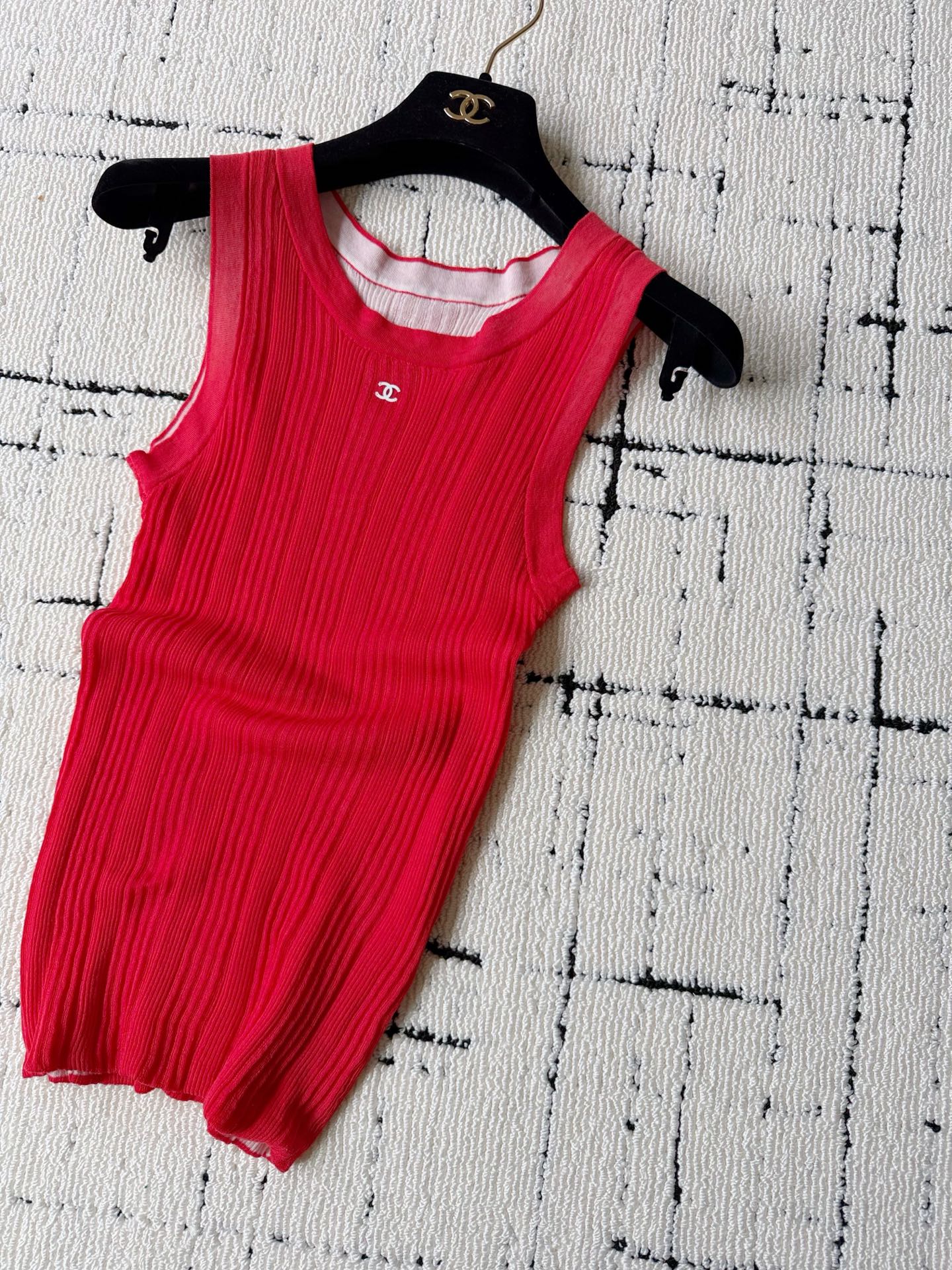 NO:909748,Continue to update the new red color. It looks simple, but in fact it is very exquisite in craftsmanship. Chane's beautiful seamless knitted vest. Look for my yb to buy without any difference. Custom-woven double-layer weaving of various woolen materials. It restores yb's unique feel and skin-friendly feeling. It is breathable and not stuffy in summer. The double-layer stitching technology is the same on the outside and inside. There is no place for patchwork in the whole vest. If you want it, get a taller version. Wearing it out to match the shirt is also a sure win for you,,chanel,19860909继续更新新出的正红色 看似简约,实则非常考究工艺 Chane绝美的无缝针织背心 认准我家yb购入无差别 定织各种毛料双层织造 还原了yb独有的手感,亲肤感 夏季穿着透气不闷热 表里如一的双层缝合技术 整件背心都找不到拼缝的地方. 要收就收高版本 穿出去撞衫也是你稳赢,,chanel,,Women's clothing