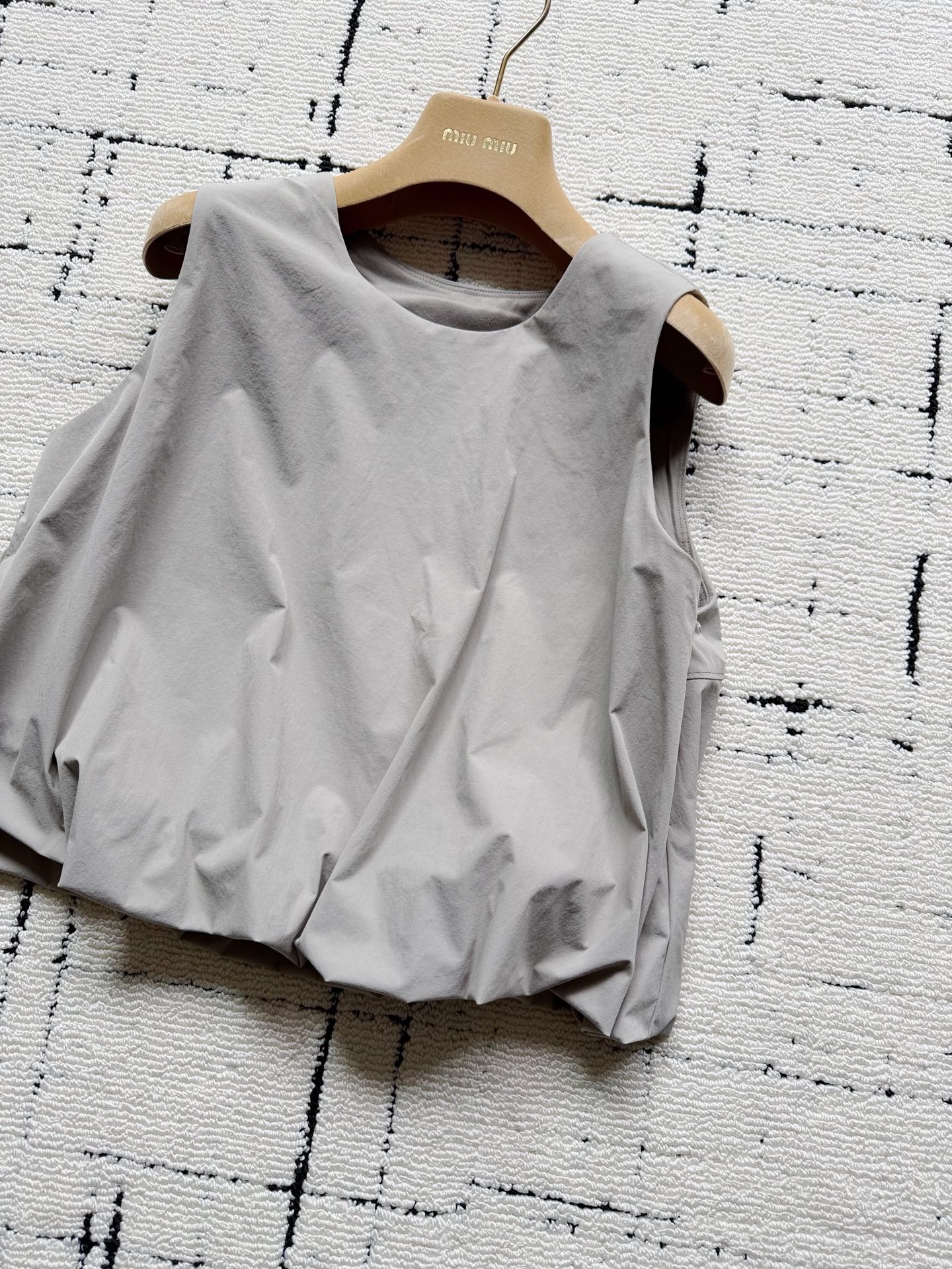 NO:950461,Domestic designer brand, perfect look small flower bud pleated vest top. I recommend it to every old customer. You can boldly try this treasure item!! My custom-made nylon cotton fabric is comfortable, breathable, silky and skin-friendly. It is especially suitable for summer and can be worn alone. The best thing is the three-dimensional cut flower bud version. The pleat processing is just right. It is not exaggerated at all and just beautifies the proportion. Very few factories can make our version.19860909国内设计师品牌,满分look 小花苞褶皱背心上衣 我推荐给每一位老顾客 可大胆尝试这一件宝藏单品 !! 我家定制锦纶棉面料 舒适透气又丝滑亲肤 特别适合夏天,直接单穿 最绝的是立体剪裁的花苞版型 褶皱处理恰到好处 一点不会夸张,刚好美化比例 很少有工厂可以做到我们这个版型,,,Women's clothing