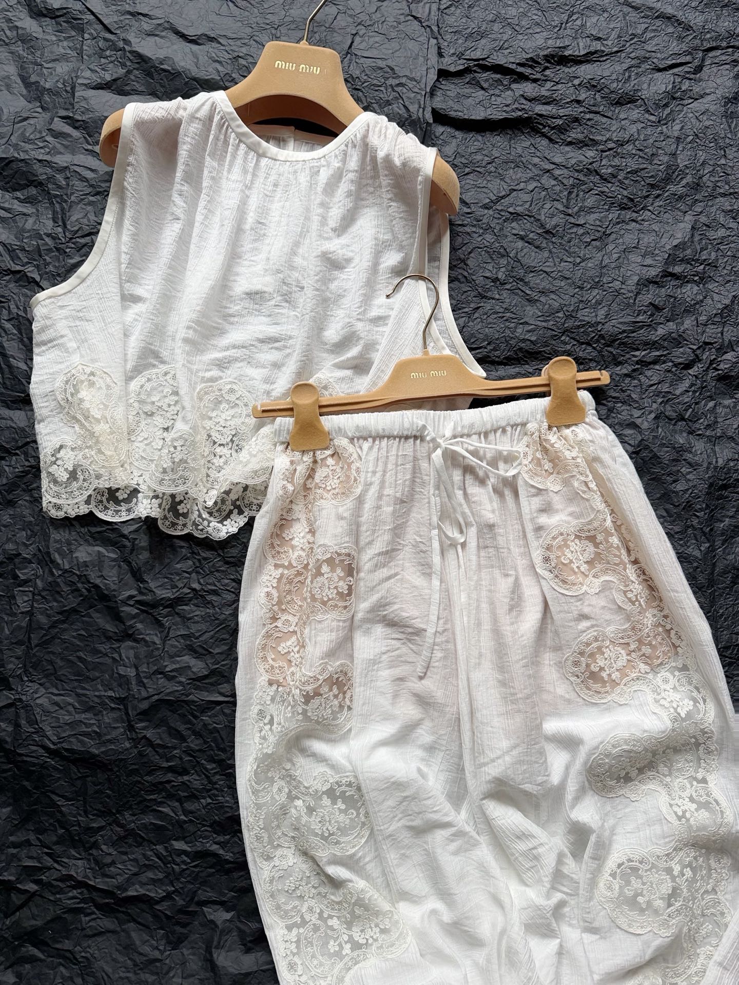 NO:950437,Detailed picture of matching elastic waist leggings and casual pants. Baozi who has never tried this style can boldly wear it. It is very tolerant to body and leg shapes!! The waist and foot circumference are elastic, and the spliced ​​water-soluble lace is also very soft. A pair of flesh-colored shorts are also included to prevent exposure ~,,shorts,19860909配套·弹力腰束脚裤休闲裤细节图 没尝试过这个版型的宝子 可以大胆入手穿它 对身材和腿形包容性很高 !! 腰部和脚围都是弹力的 拼接的水溶蕾丝也很柔软 另外配送了一条肉色短裤防走光 ~,,shorts,,Women's clothing