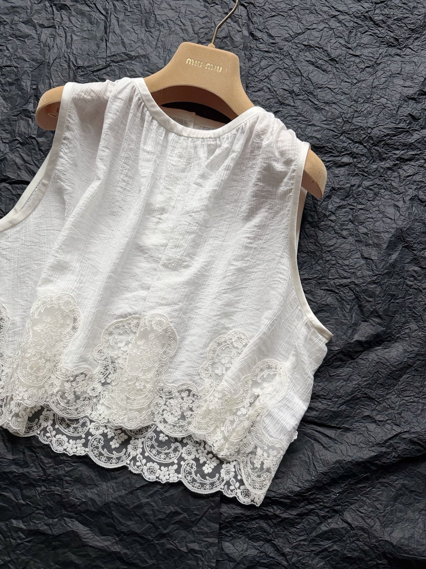 NO:950417,It is soft and elegant with natural materials. This lace cool suit is beautiful to my heart. It is as light and elegant as white mist. I really can't put it down. The natural texture is high-end and unconventional. The imported water-soluble lace is spliced ​​and softened and is skin-friendly for vacation. The whole silk handbag has extremely delicate edges. It can be said to be the most collectable item this summer ~ It is recommended to buy the matching casual pants together. No worries about matching, it can be used for daily vacation, real silk,19860909带有天然材质的柔软于雅致 这一套蕾丝凉感套装,美到我心坎 轻盈飘逸如白色的薄雾 这个面料真的让我爱不释手 天然的纹理感,高级不落俗 拼接进口水溶蕾丝 经过柔软处理之后亲肤度假 整件真丝手包边细腻无比 可以说是本夏季zui值得收藏的单品 ~ 配套休闲裤推荐一起入 不愁搭配,可日常可度假,,real silk,,Women's clothing