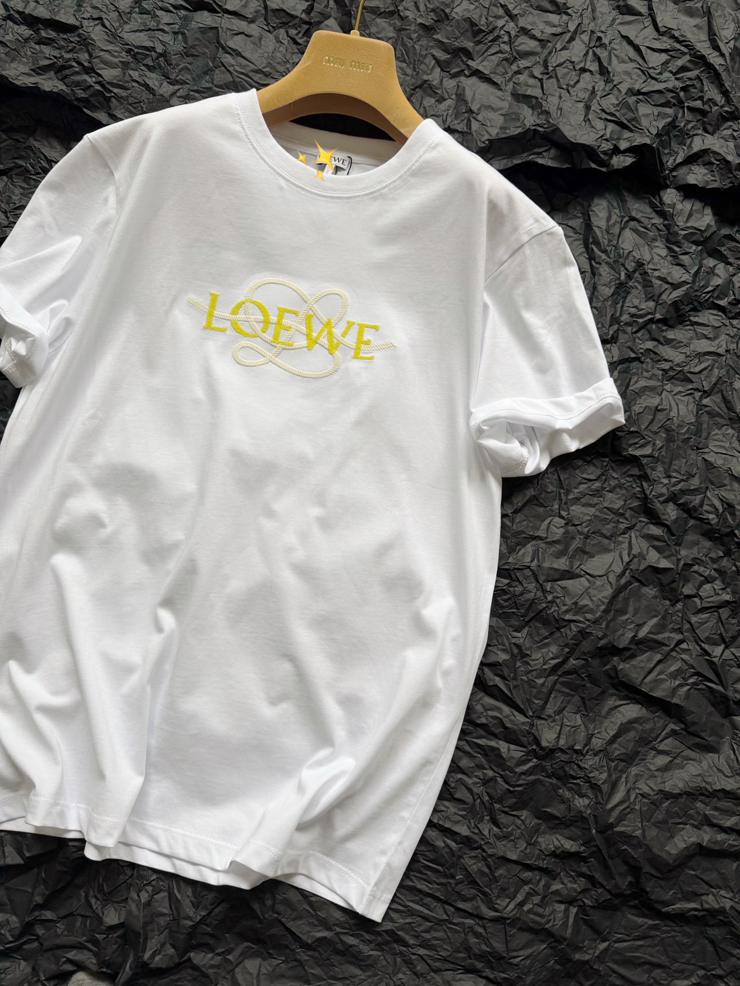 NO:953363,White·detailed real photos. There is no doubt that it is a good-looking tee that can be worn in real-time. It does not choose the lower body to match and the loose version that does not choose the figure at all.,19860909白色·细节实拍图 毫无疑问的高颜值实穿tee 不挑下半身搭配 也完全不挑身材的宽松版型,,,Women's clothing