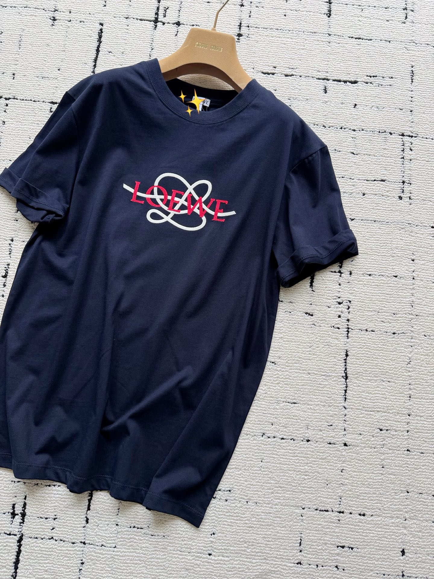 NO:953450,Keep up with the pace of the counter and update simultaneously. Loe's stacked embroidery this year is really nice and feels. 24-count special woven compact cotton, soft and drapey. The hemp rope embroidery logo combines tatami embroidery and stitching techniques. The overall matte texture has a flowing three-dimensional feel. Not a small factory in the market can do it. It is recommended to buy both dark blue and pure white. Buy one and share it with your family.,,loewe,19860909紧跟柜台步伐,同步更新 可以和家属共享的实穿tee loe今年的堆叠刺绣好有感觉 24支特纺紧密棉,柔软有垂坠感 麻绳刺绣logo 融合了榻榻米刺绣和挨针技法 整体哑光质感又有流动立体感 不是市面小厂可以做到 深藏蓝和正白色都推荐入手 买一件囤一家和家属共享.,,loewe,,Women's clothing