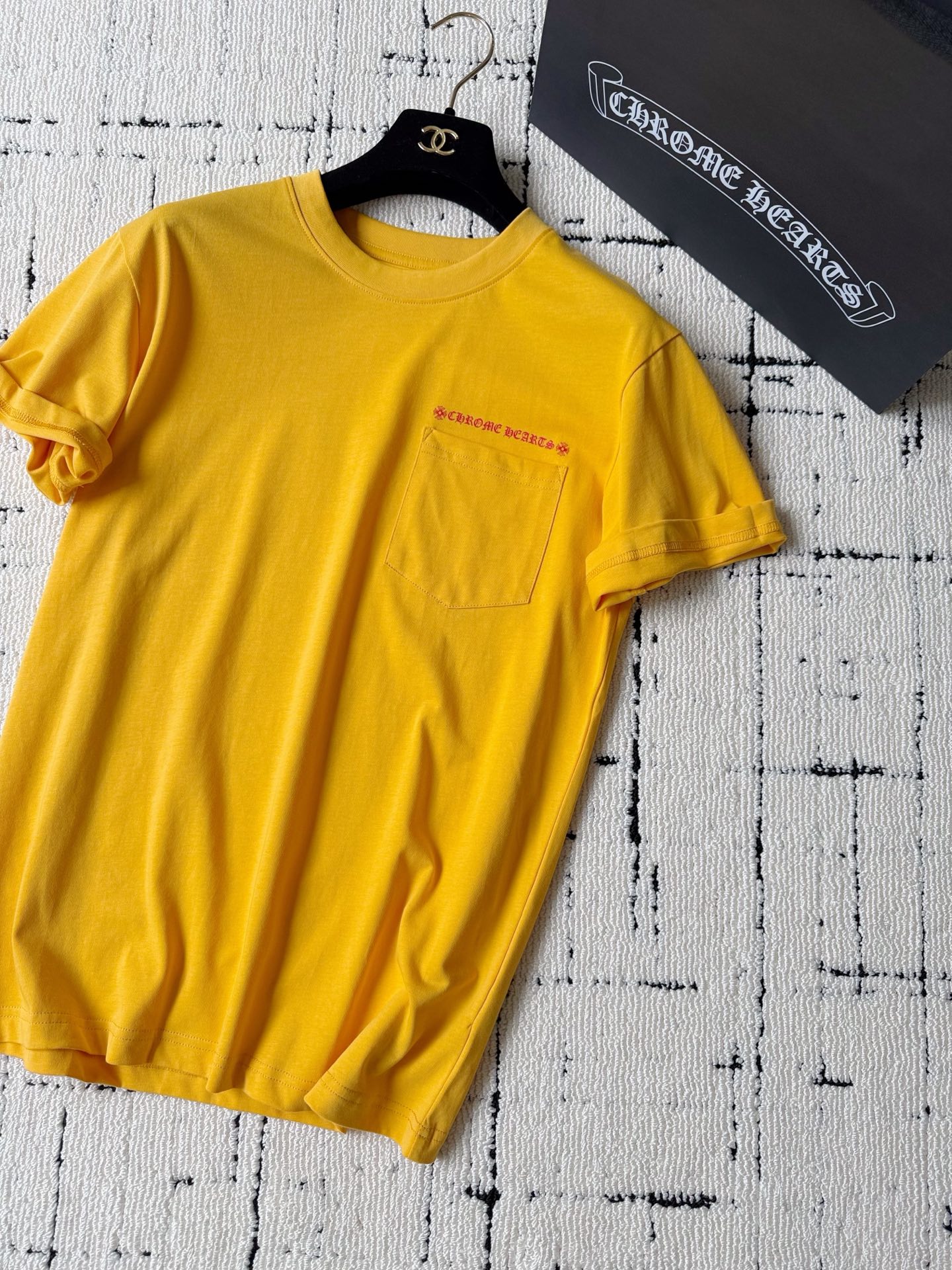 NO:953383,Reserved items from the mattyboy series. This yellow tone is so beautiful and high-end!! A tee that can be shared with family members. The front and back designs all touch my aesthetic. We have adjusted and dyed this fabric many times and it needs to be consistent in saturation. It must be dyed, there is no ready-made fabric. The front and back printing is extremely fine. You can use a magnifying glass to see how clear it is. It is recommended to buy one to share with your family.19860909mattyboy系列自留款 这个黄色调得太美太高级了 !! 可以和家属共享的一件tee 前后设计都戳中我审美. 这个面料包缸定染我们调了很多次 需要达到饱和度一致 务必要定染,没有现成面料 前后印花精细无比 你可以用放大镜看多么清晰 推荐入手一件和家属共享,,,Women's clothing