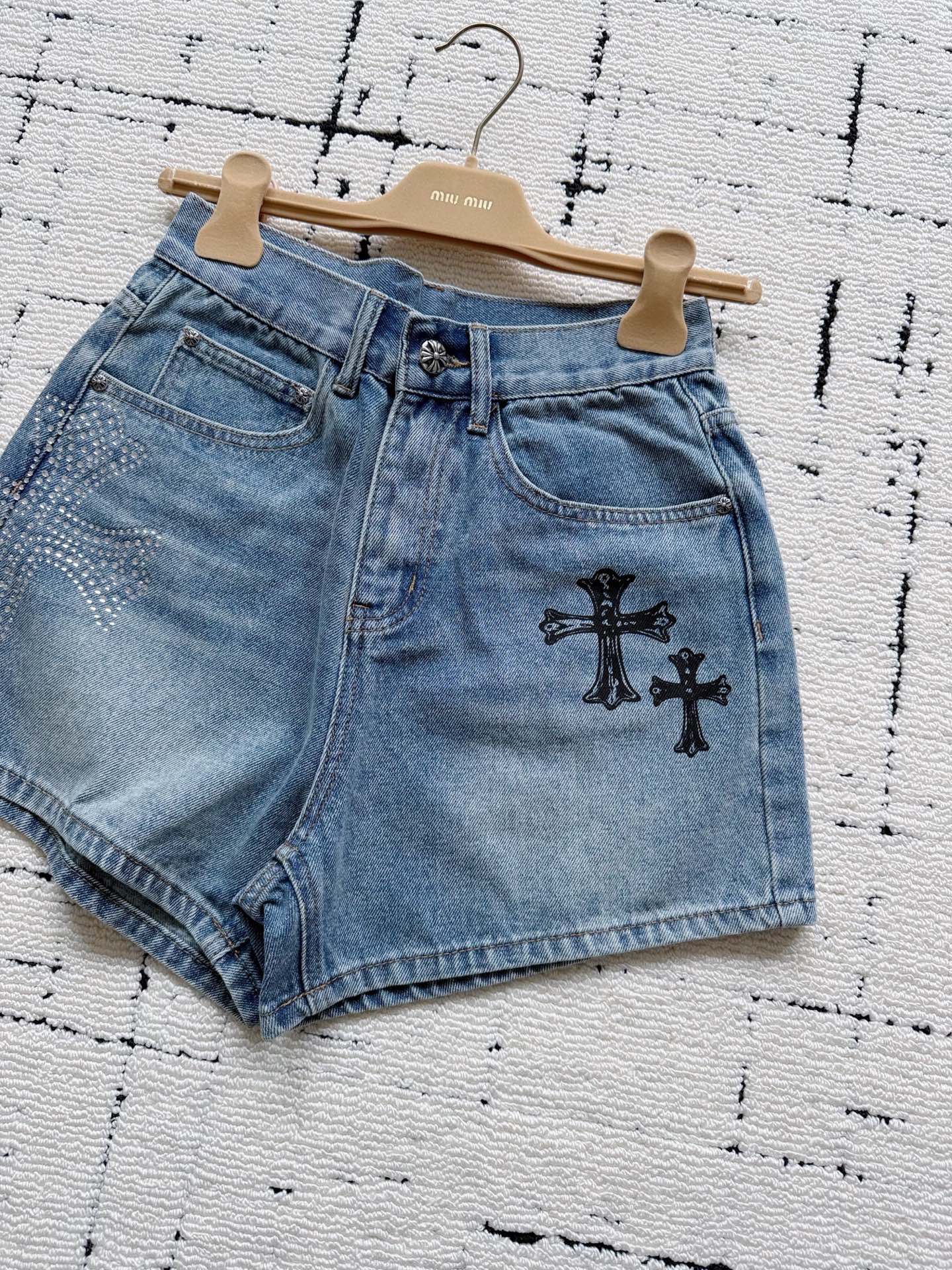 NO:956728,With so many CH tops, of course I have to give you a pair of versatile shorts ~ This pair of shorts can be matched with all the Chrome Hearts tops I sell!! The good A-line shape that needs to be emphasized has an excellent upper body effect and beautifies the proportions of the legs. There is a cross pattern series on the front and back. The combination of printing and hot diamonds is just right. It is full of details without being too exaggerated. This kind of pants is worn repeatedly in summer.,,chrome hearts,shorts,19860909出了这么多ch上衣 当然要给你们来一条百搭短裤 ~ 这一条短裤可以搭配 我家出的所有克罗心上衣 !! 需要强调的A字好版型 上身效果极佳,美化腿形比例 前后都有十字花系列 印花加烫钻的结合恰到好处 富有细节又不会过分浮夸 夏天反复循环穿到的就是这种裤子.,,chrome hearts,shorts,,Women's clothing