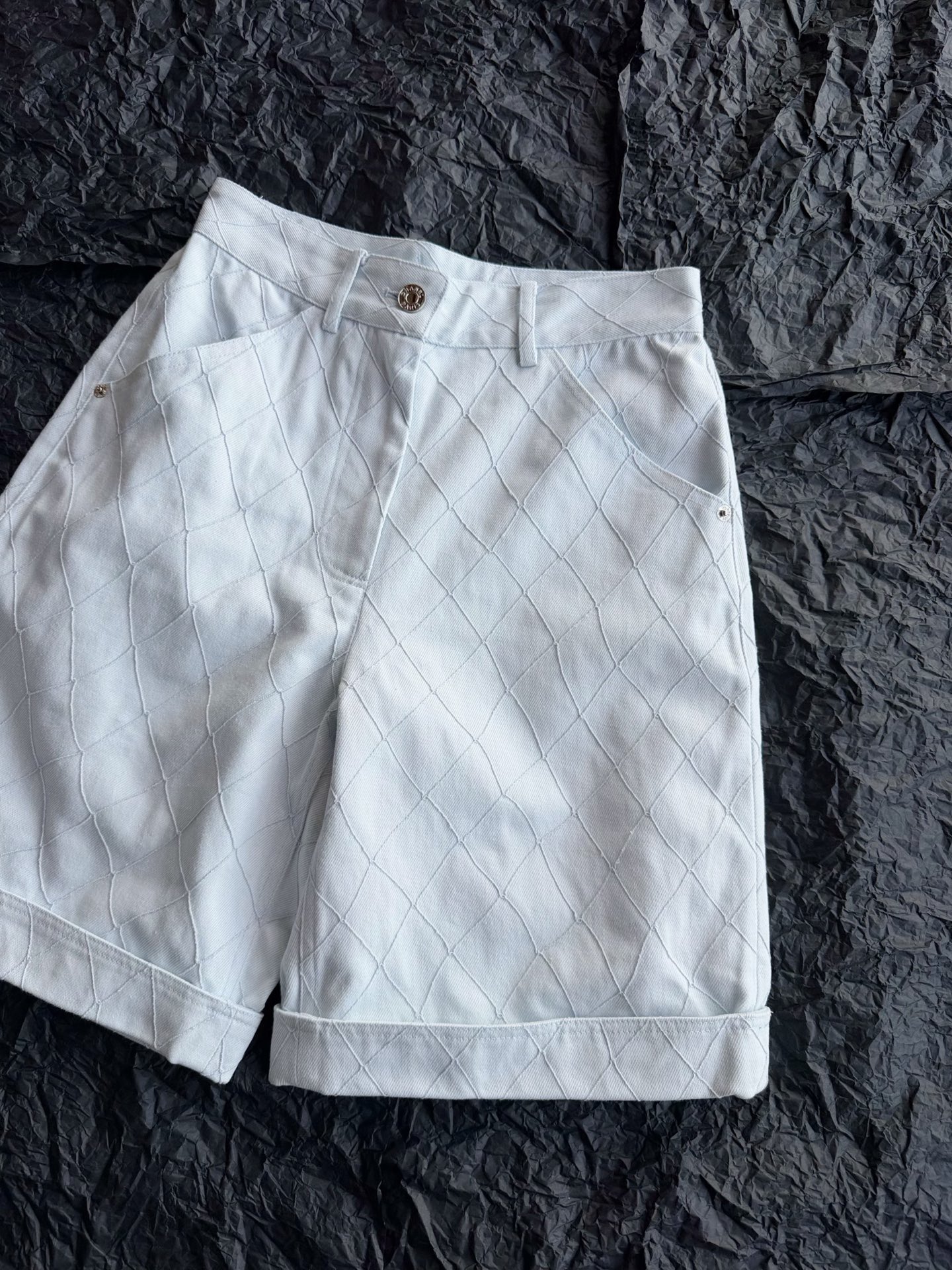 NO:945568,Actual photos of the details of the matching mid-range shorts. Say goodbye to the previous shorts design. This pair is uniquely fashionable and good-looking ~ Any combination will have a high-end fashion sense. Of course, I do not recommend that babies under 160 should wear it,,shorts,19860909配套·中常短裤细节实拍图 告别以往的短裤设计 这一条别出心裁地时髦又好看 ~ 任意搭配都有高级时髦感. 当然我是不建议160以下的宝子穿它,,shorts,,Women's clothing