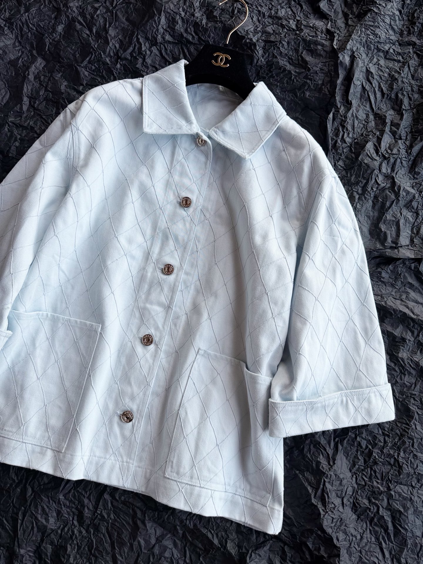 NO:945590,The unique good quality of coco beach. This denim series is a must-have. It is a wardrobe collection. Say goodbye to the monotony and boringness of previous denim series. This year's new diamond pattern three-dimensional denim cotton has reached a new level in terms of appearance and craftsmanship. Beautiful low-saturation light blue. Beautiful and unique in real life. Unforgettable. Loose off-shoulder mid-sleeve jacket paired with mid-length shorts. It is the feeling of a confident and independent heroine. Whether it is a complete set or worn alone.  The quality has been raised to another level, shorts, jackets & coats,19860909coco beach绝无仅有的好品质 这一套牛仔系列,必囤 衣橱收藏级别 告别以往牛仔系列的单调无聊 今年全新的菱格纹立体牛仔棉 在颜值上和工艺上,直接拔到新高度 绝美低饱和度浅蓝色 实物美而独特,过目不忘 宽松落肩中袖外套搭配中长短裤 是自信又独立的大女主feel 不论成套图入还是单穿 档次都已经上升到另一个level了,,shorts,jackets & coats,,Women's clothing