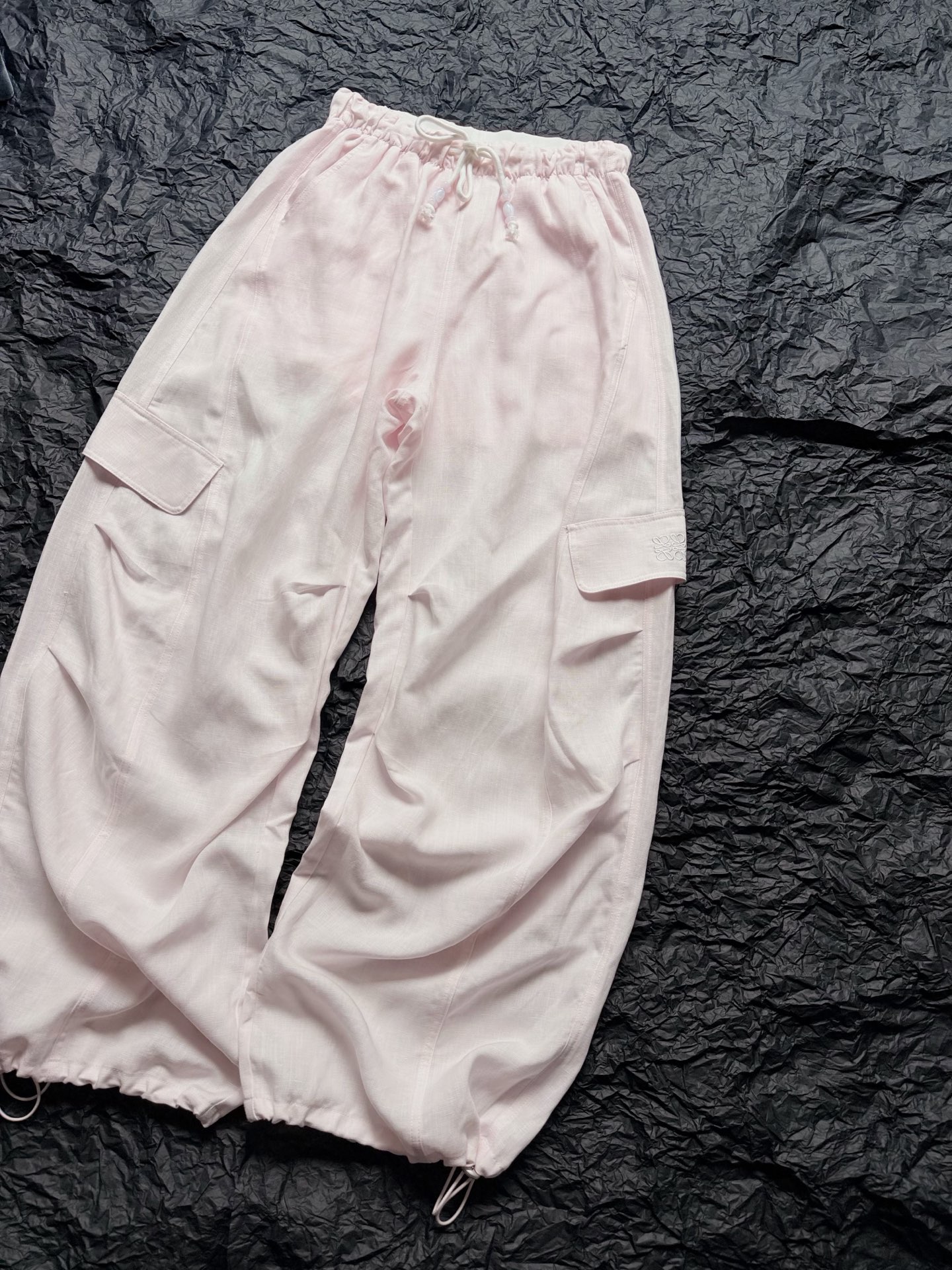 NO:911101,Absolutely beautiful pants with a summer atmosphere. Ice cream color, whoever wears them will look better!! People who are afraid of hot stars will buy this pair. The Tencel linen material is washed. It is not only breathable and comfortable, but also very soft and drape. It is a good pants that people wear and praise. The overall shape does not choose the leg type. The legs can be opened and closed. There is no limit on the elastic waist, you can control it as you like. Both colors are available on a first-come, first-served basis.19860909绝美的夏季氛围感神裤 冰淇淋配色,谁穿谁美 !! 怕热星人必收这一条 天丝亚麻材质都点洗水 不仅做到了透气舒适,还很柔软垂坠 是人穿人夸的好裤子 工装裤版型不挑腿型 裤脚可敞开可收口 弹力腰不设限,任意驾驭 两色齐码入库先到先得,,,Women's clothing