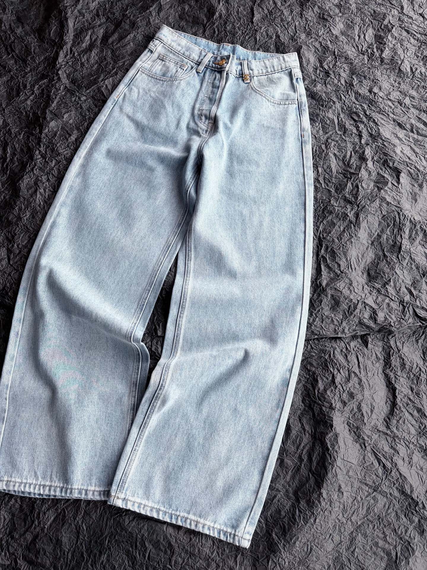 NO:957807,Actual photos of the wide-leg version of the denim blue details. It is full of materials and the fit is very accurate. It is the kind of jeans that still has a stylish upper body and does not look fat.,,jeans,19860909阔腿版·牛仔蓝细节实拍图 用料十足版型也非常正 是那种上身仍然有型 不显肥胖的牛仔裤.,,jeans,,Women's clothing