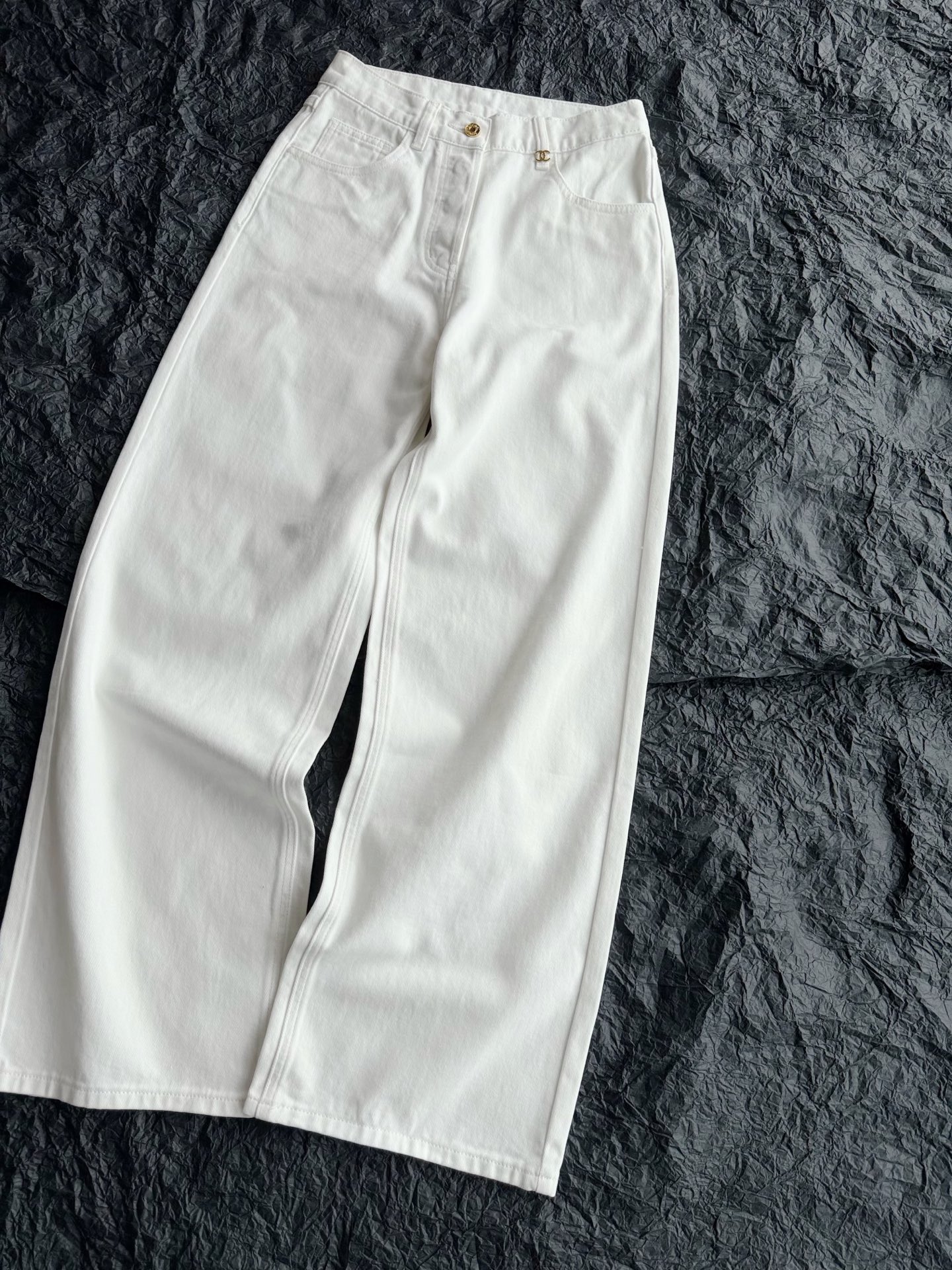 NO:957818,If the pants of the same series are not really easy to wear, we will not have wide-leg versions, and we will sell straight-leg versions. I also keep both styles for myself. They have completely different feelings, but they are the same and easy to wear and match. The king of pants has a ceiling-level wide-leg version that is particularly loose when walking. No wonder Jennie also chooses wide-leg ones ~ The materials are full and can withstand long-term wear and washing. The small logo is durable and will always be a classic style in the wardrobe.19860909同系列的裤子如果不是真的好穿 我们不会阔腿版,直筒版都出 我也是两种版型都自留 完全不一样的feel 却又是异曲同工地好穿好搭配. 裤王之天花板级别阔腿版型 走路带风特别松弛 怪不得jennie也选择的阔腿 ~ 用料十足经得起长时间穿洗 小logo经久不衰 会一直是衣橱的经典款,,,Women's clothing