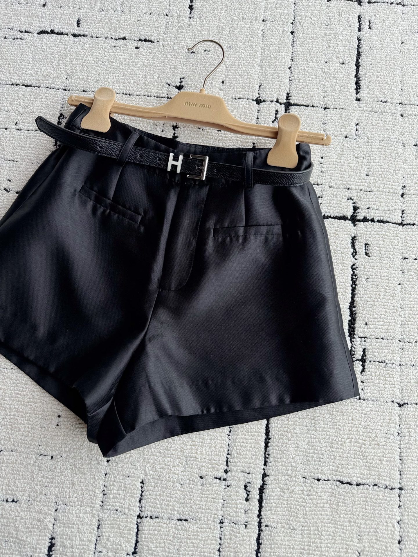 NO:893814,Black·details in actual photos. Good materials with a high-grade pearlescent feel. The H-thin belt provided can also be paired with other pants alone. The overall price/performance ratio is very good.19860909黑色·细节实拍图 好的用料看得到高级珠光感 配送的H细腰带 也可以单独搭配其他的裤子. 一整个性价比拉满了,,,Women's clothing