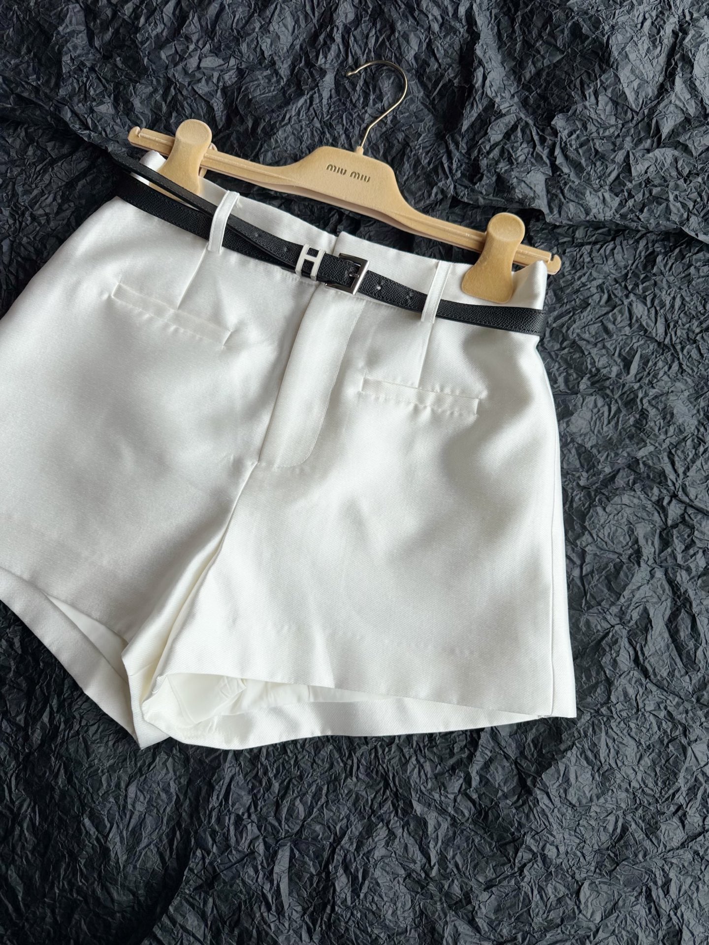 NO:893829,The boss lady keeps both colors for herself!! This summer’s favorite cost-effective shorts are minimalist and low-key enough for old money. This pair wins in terms of fabric. Matte pearlescent police wool fabric with comfortable and breathable lining. Breathable in summer, not stuffy or hot. The three-dimensional A-line mid-high waist is very slim. Comes with H signature belt to raise the waistline again. It is suitable for daily life and commuting.,shorts,19860909老板娘两个颜色都自留 !! 本夏心头爱性价比之王短裤 极简主义又足够低调老钱 这一条从面料上就制胜 哑光珠光感警方羊毛面料 设有舒适透气的内衬 夏天穿着透气,不闷,不热 立体剪裁A字中高腰很显瘦 配送H标志性腰带,再次拉高腰线 不论日常还是通勤都很适合,,shorts,,Women's clothing
