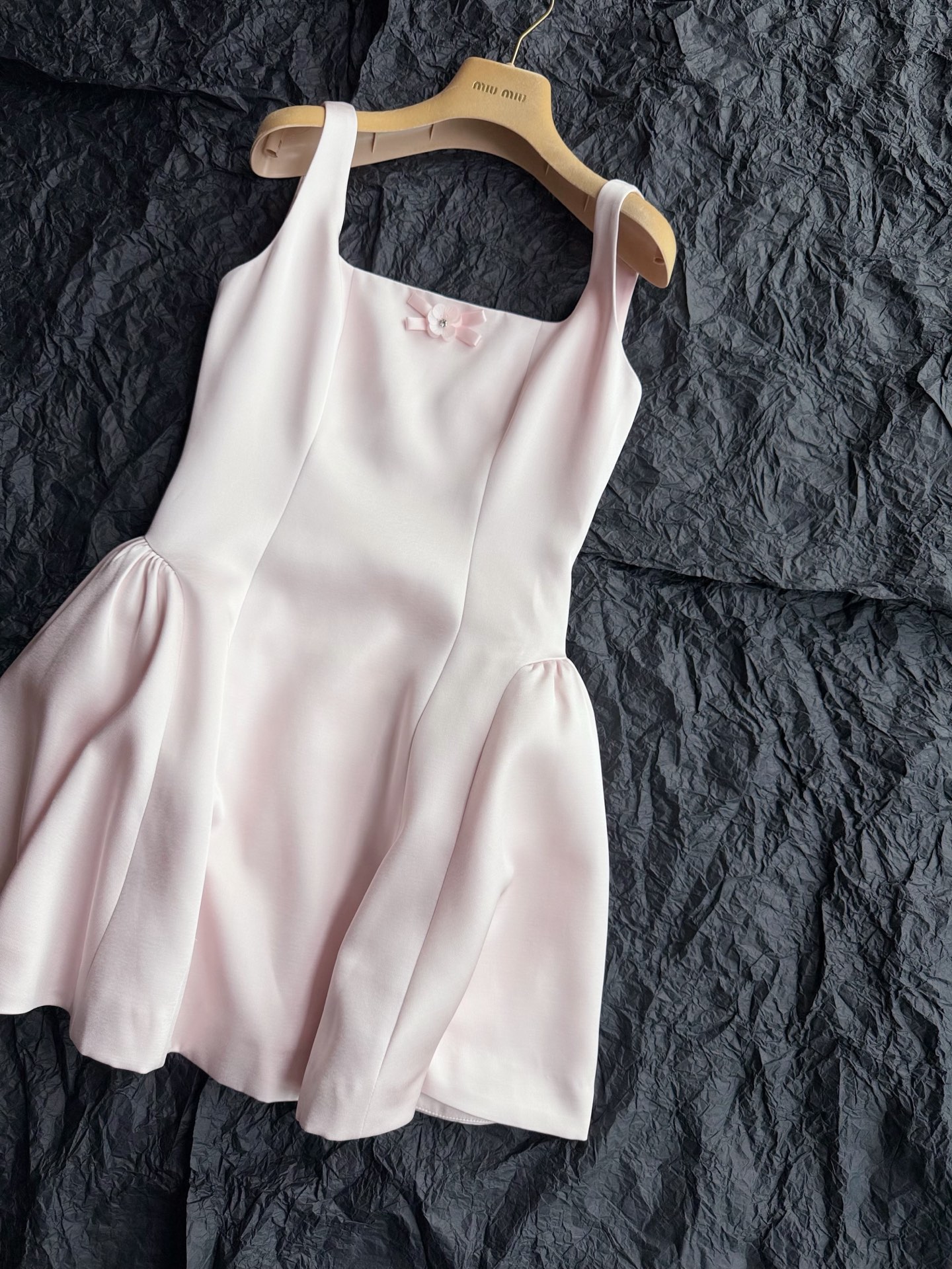 NO:899415,The 'shirt' prepared for everyone's important day. It is not overly exaggerated, but still dazzling. It is noble enough in terms of fabric and style. This dress is full of emotional value ~ my favorite light pink, which whitens and enhances your temperament. The three-dimensional cut waist version is added with the blessing of pleats on the skirt. It raises the waist line and makes the legs more slim. The hand-stitched bow and U-neck neckline make the person look particularly well-proportioned and unforgettable beauty,,skirts,19860909给各位重要日子备好的“战袍” 没有喧宾夺主的夸张,却依旧耀眼 从面料和版型上足以显贵 这条连衣裙情绪价值拉满了 ~ 我最爱的淡粉色,显白抬气质 立体剪裁收腰版型 再加裙摆褶皱的加持 抬高腰部线条加更加显腿细 手缝蝴蝶结加U领领口 显得人比例特别好,过目不忘的美,,skirts,,Women's clothing