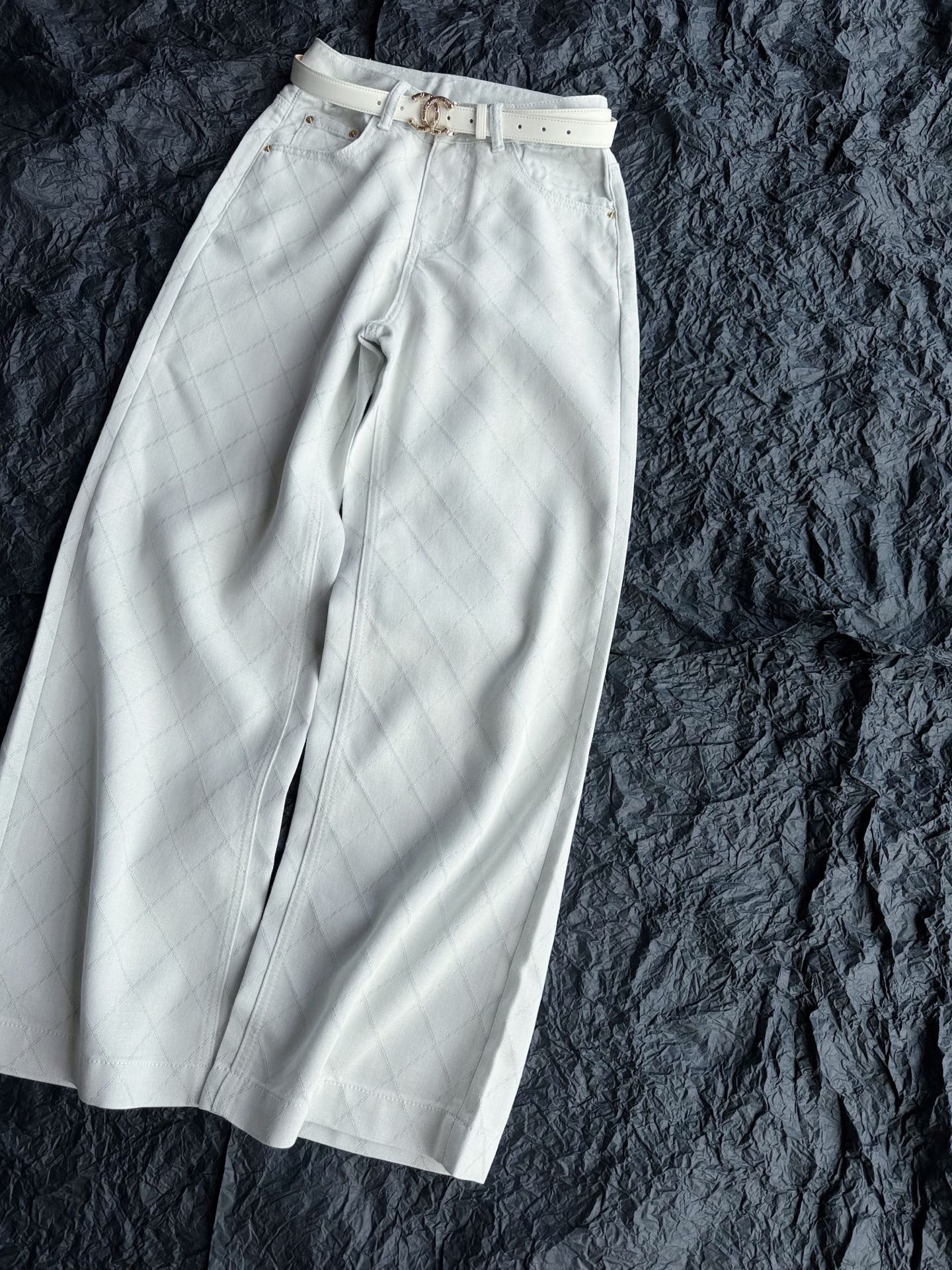NO:899386,Light blue·Detailed real photos. The belt is also included. It can be matched with other pants ~ Thin denim cotton suitable for summer wear. It has a slight shimmer and is particularly high-end.19860909浅蓝色·细节实拍图 腰带也是附赠的 可以搭配其他的裤子 ~ 适合夏天穿着的薄款牛仔棉 带有轻微细闪特别高级,,,Women's clothing