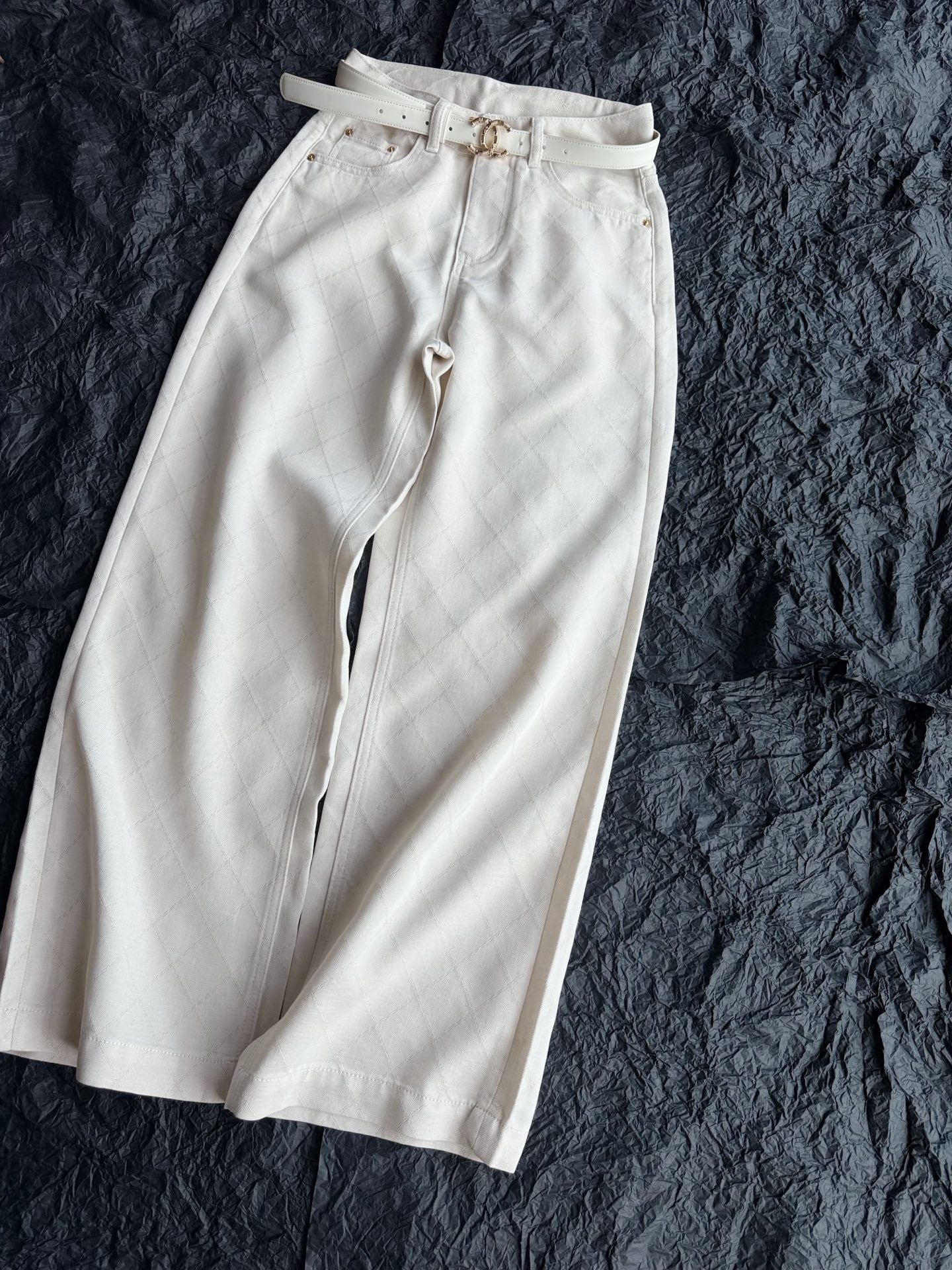 NO:899423,Many old customers are chasing my summer jeans. This pair is a money-saving series. Customized soft and light lyocell denim with fine shimmer, low-key and texture. Pants that can be used across spring, summer and autumn. The iconic rhombus pattern is instantly recognizable as chane elements. Plus a well-delivered belt embellishment. Not too much and not too little logo, easy to wear but not eye-catching. Both light pink/light blue are beautiful. It is different from the jeans already in the wardrobe,,chanel,jeans,19860909很多老顾客都在追我家夏季牛仔裤 这一条,闭眼入都是省钱系列 定制柔软轻薄莱赛尔牛仔棉 带有细闪,低调又有质感 横跨春夏秋都能用到的裤子 标志性菱格纹一眼识别chane元素 加上配送好的腰带点缀 不多不少的logo,好穿不抢眼 淡粉色/淡蓝色都美 和衣橱已有的牛仔裤拉开差距,,chanel,jeans,,Women's clothing