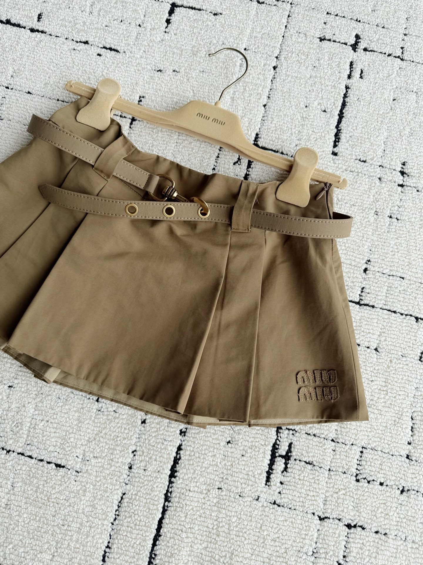 NO:899414,It is very likely that only this batch of skirts will be produced. I will keep one for myself as a tribute!! It looks simple, but in fact there are many small details. Don’t underestimate some craftsmanship, small factories can’t fk. This skirt is not as simple as imagined. Custom-made khaki cotton double-layer fabric. Lined inside, not stuffy. Spliced lambskin wrapped belt. Distressed brass hardware, engraved with small logo. The mini skirt does not have shorts.  You need to match it with leggings, skirts, shorts, sheepskin,19860909很可能只出这一批的半裙 我先自留一条为敬 !! 看似简约实则很多小细节 不可小觑一些工艺,小厂fk不了 这一条半裙没有想象中简单 定制卡其色棉质双层面料 内里设有内衬,不闷热 拼接小羊皮包边腰带 做旧黄铜五金,刻有小logo mini半裙没有短裤的 需要自己搭配打底裤哦,,skirts,shorts,sheepskin,,Women's clothing
