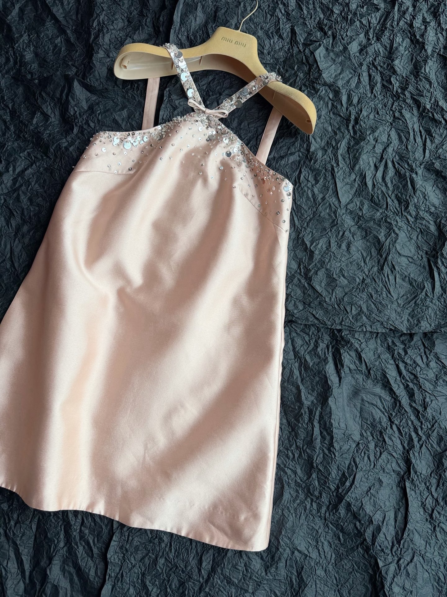NO:900774,Actual photos of pink details. You can feel the full atmosphere through the screen. The fully hand-sewn diamond details are not inferior to the da brand handicrafts at all. The pattern and upper body effect are all excellent for your personal test.19860909粉色·细节实拍图 隔着屏幕都感受到满满的氛围感 纯手工缝制的满钻细节 一点也不输da牌手工坊. 版型和上身效果都给你们亲测绝好,,,Women's clothing