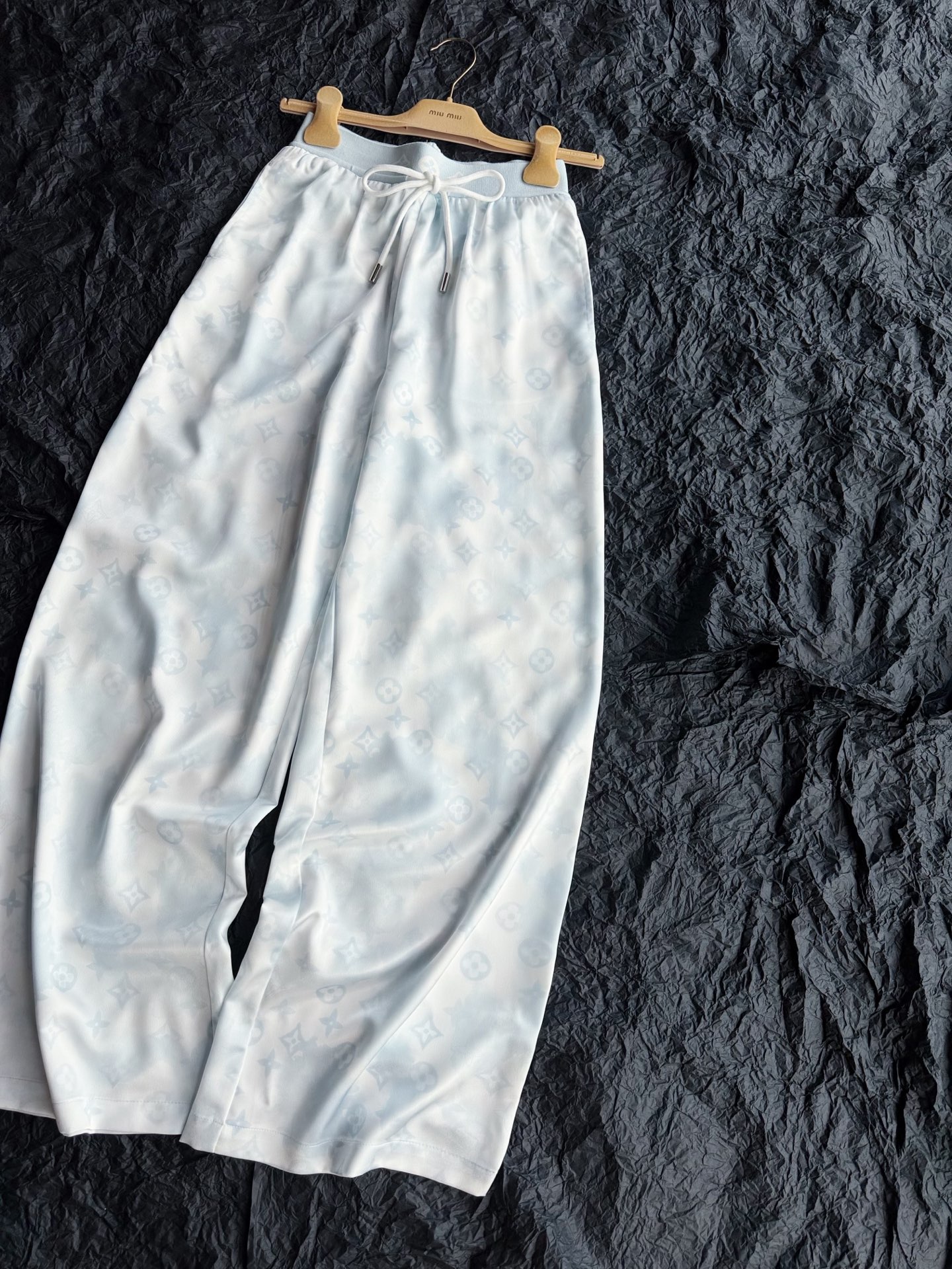 NO:902064,This month’s main promotion is high-end cool casual pants. Smart people are here to grab the first batch. This fabric is the first to be launched in my family. The blue tie-dye pattern has been adjusted dozens of times. It looks more advanced and textured to the naked eye. Casual pants that can be worn by anyone tall, short, fat or thin. Elastic waist, wide-leg version. It has a lazy and relaxed feeling when walking with wind. It is recommended to buy one pair and stock up on another one to wear.19860909本月主推高级冰爽休闲裤 聪明的都来抢首批货 这个面料我家率先推出 调整了数十次的蓝调扎染图案 肉眼看更加高级,有质感 高矮胖瘦都能驾驭的休闲裤 弹力腰,阔腿版型 走路带风的那种慵懒松弛感 推荐买一条再囤一条换着穿,,,Women's clothing
