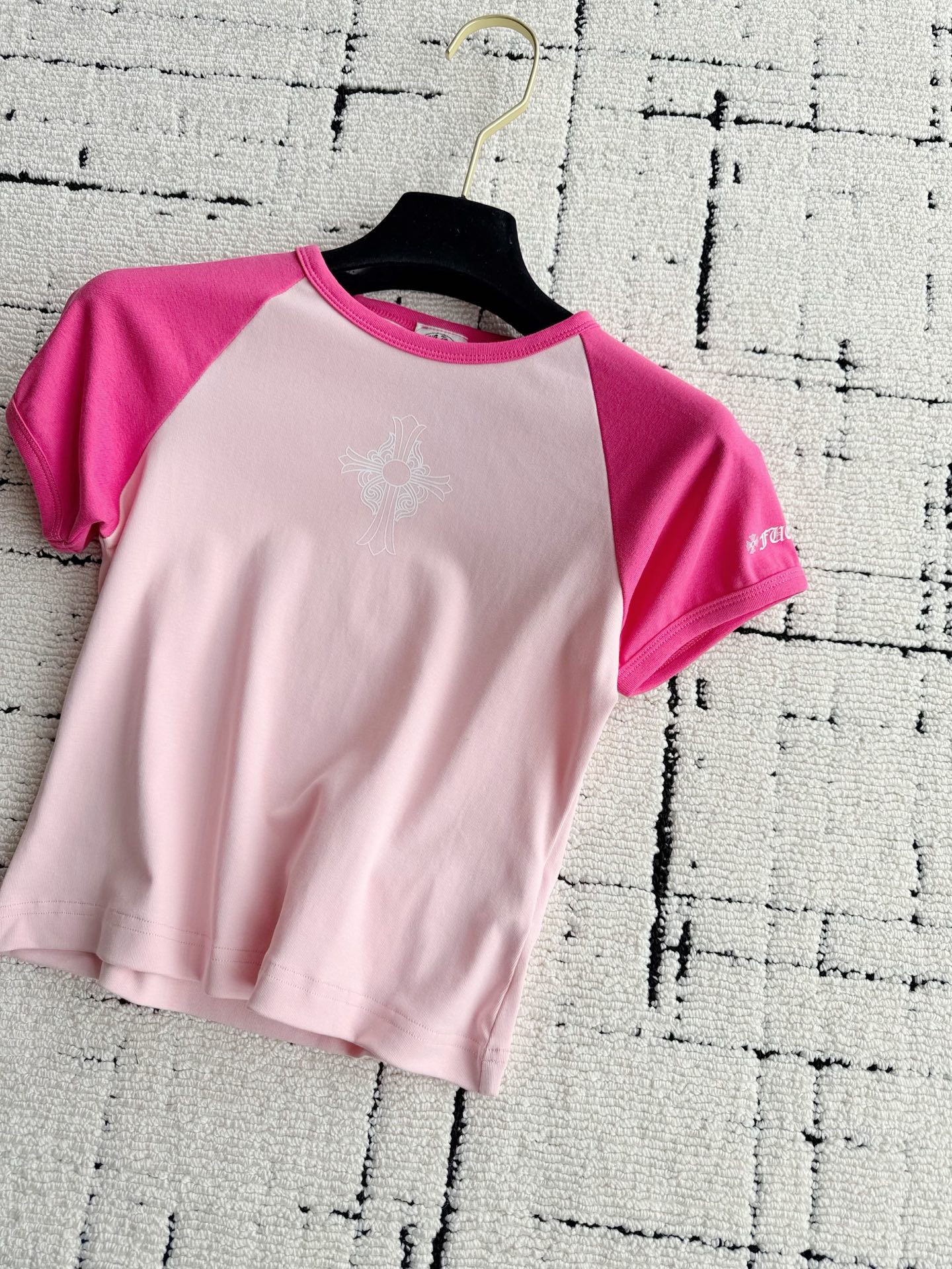 NO:902047,Croxin stitching slimming tee new color I love this contrasting powder!! Actual photos cannot show the beauty of the real thing. The brand's color palette is too slippery. The threaded fabric of the package dyeing has no color difference and is full of elasticity. The raglan sleeve design also beautifies the head-to-shoulder ratio. It is moisture-wicking and not stuffy when worn. Just grab a pair of denim shorts and you can easily achieve a fashionable and sophisticated look. Chrome hearts, shorts,19860909克罗xin拼接显瘦tee新颜色 这个撞色粉我太爱了 !! 实拍展现不了实物的美 品牌的调色盘玩得太溜了 包缸定染的螺纹面料 无色差,弹力十足 插肩袖设计也更加美化头肩比 穿上吸湿排汗,不闷热 随便抓条牛仔短裤 都能轻松拿捏时髦精气质,,chrome hearts,shorts,,Women's clothing