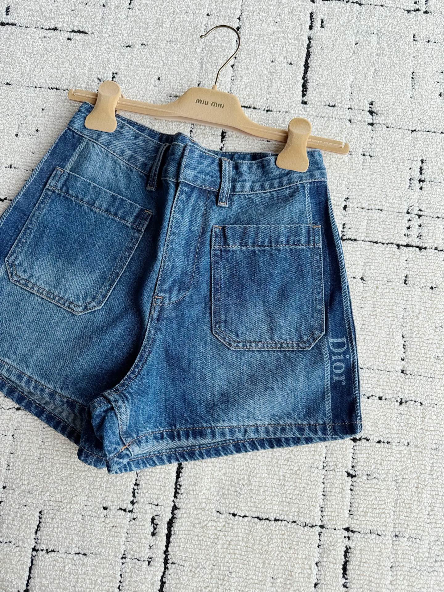NO:903548,You can never have too many shorts that are easy to wear. Before the next wave of high temperatures comes, prepare them first. There is always a shortage of these shorts at the counter. Basically, customers who pass by them pay quickly. It is no exaggeration. The high-end dark blue denim is very slim. It is a very everyday and easy-to-wear denim shorts. It is soft and distressed and washed. It is skin-friendly and not stuffy. It is especially suitable for summer wear. The side permeable printing is not embroidery, shorts,19860909好穿的短裤不嫌多 下一波高温来临之前,先备好 这条短裤柜台一直都很缺 基本上身过的顾客 都快速买单,毫不夸张 高级深蓝色牛仔很显瘦 很日常又好穿的牛仔短裤 柔软加做旧洗水,亲肤不闷 特别适合夏季穿着 侧面渗透型印花不是刺绣喔,,shorts,,Women's clothing