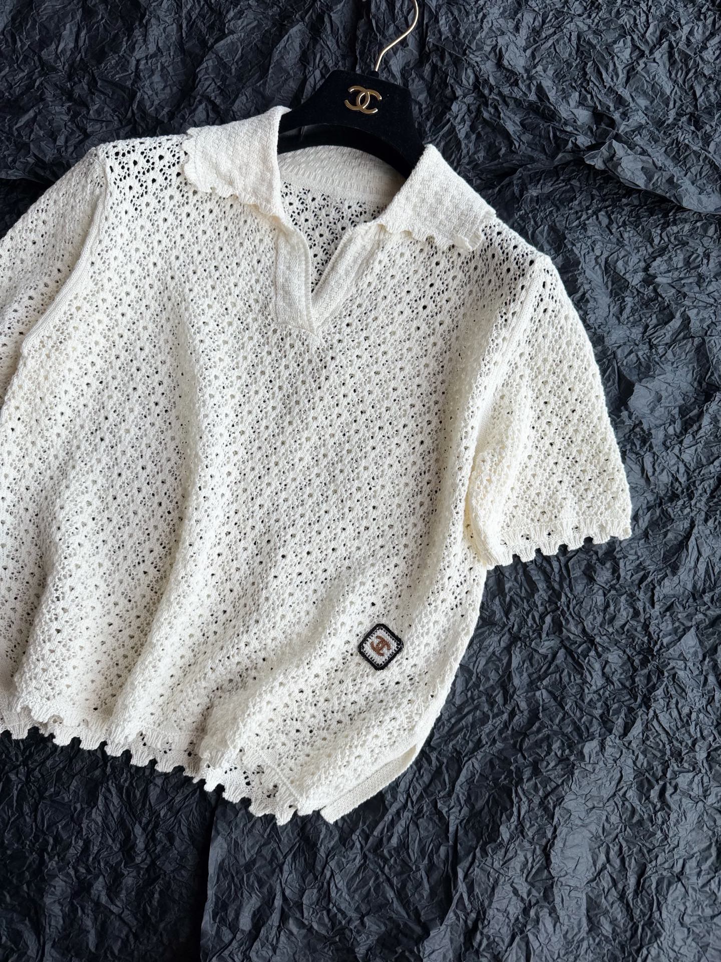 NO:903518,The beach series is a very everyday set. Knitted polo shirt and straight knitted pants ~ I love this effortless sense of relaxation. The upper body of the suit makes me slow down. Customized cotton wool, imported machine-woven hollows. Comfortable, breathable, not stuffy, sweat-free and lint-free. The decoration of a circle of gear crochet is very atmospheric. It is French romantic and not exaggerated at all. The tops and pants are decorated with small labels and logos. Whether worn alone or as a set, they are the most unnecessary items for daily use.,,19860909沙滩系列很日常的一套 针织polo衫加直筒针织裤 ~ 很爱这种不费力的松弛感 一套上身自己都慢了下来 定制棉毛料,进口机器织造镂空 舒适透气不闷汗不起毛 一圈齿轮钩花的点缀很有氛围感 法式浪漫主义,又一点不夸张 上衣和裤子都有小标签logo点缀 不论单穿还是成套 都是日常最不需要动脑的单品.,,,Women's clothing
