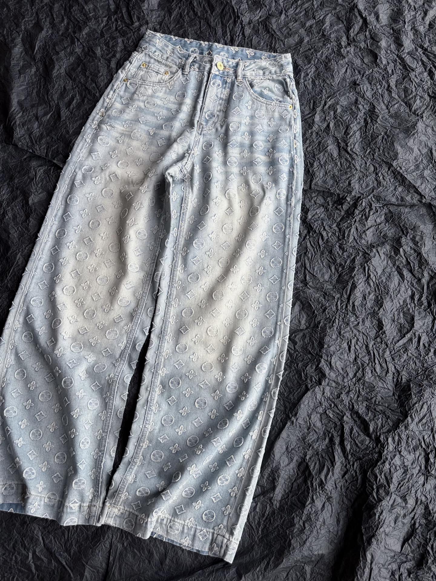 NO:903510,Denim Blue · Detailed real-life photos. If you like thin jeans, you must buy them!! Miss the kind that takes pictures of the thighs. Very soft and light, summer air pants, or advanced three-dimensional cutting technology,,jeans,19860909牛仔蓝·细节实拍图 喜欢薄款牛仔裤的必入 !! 错过要拍大腿的那种 非常软非常轻薄,夏天空气裤 还是高级立体剪花工艺,,jeans,,Women's clothing