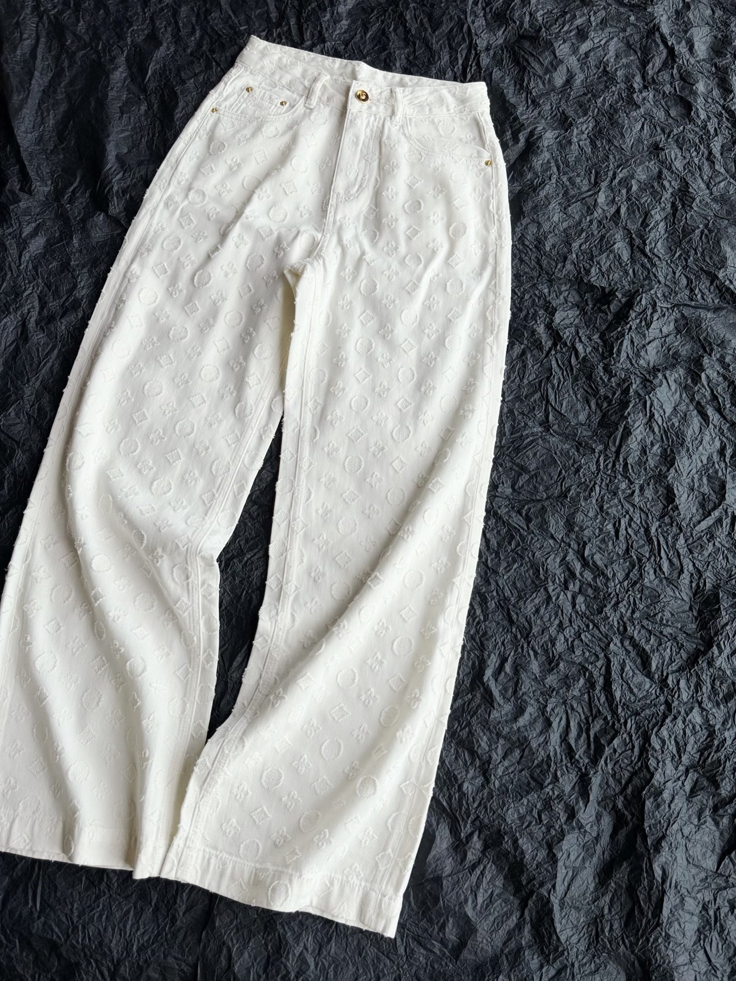 NO:903502,Many old customers are fascinated by my thin jeans. In response to your request, I will continue to produce king fabrics. This pair has refreshed my understanding of jeans. They are so light and breathable!! They are really about the same comfort as air pants on the market. They are super soft and delicate, with a stylish drape. The three-dimensional cutting technology is advanced and unconventional. It is a single product that is unattainable in small factories on the market. The old blue and off-white go well together. I recommend that those who are afraid of heat should buy both colors.,jeans,19860909很多老顾客都入迷我家薄款牛仔裤 应你们要求,继续出王者面料 这一条刷新了我对牛仔裤的认知 如此轻薄又透气 !! 真的和市面上空气裤差不多舒爽度 超软超细腻,垂坠有型 立体剪花工艺高级不落俗 市面小厂可望不可及的单品. 做旧蓝和米白色都很好搭 推荐怕热的宝子两个颜色都要入,,jeans,,Women's clothing