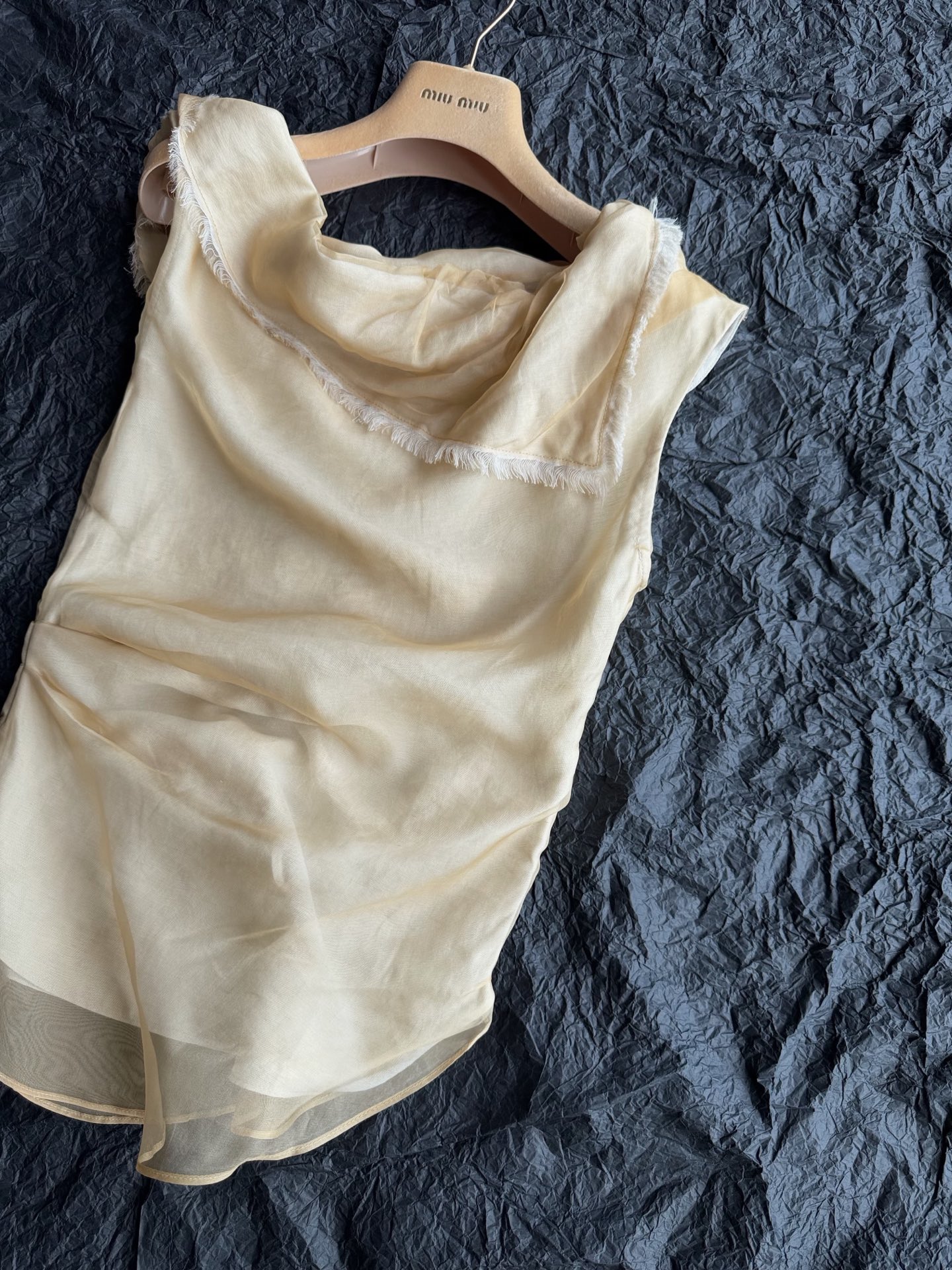 NO:903471,Cello Sonata · 26ss Silk linen top that is unforgettable at first glance ~~ The picture of the upper body brushed on the sweet potato is all over my mind until I own it. It is made of light silk, the milky apricot color has a soft mist feel and is super gentle. Asymmetrical sloping shoulders + raw edge design. Lazy and advanced pinch waist tailoring to show the figure.19860909Cello Sonata·26ss 一眼难忘的真丝亚麻上衣 ~~ 刷到红薯上的上身图 我满脑子都是它,直到拥有为止 选用轻薄真丝,奶杏色柔雾感超温柔 不对称斜肩+毛边设计 慵懒又高级掐腰剪裁显身材 H型腰也能穿出S型曲线 !! 荡领 半肩 一字肩随心切换 通勤 约会 度假都能轻松驾驭,,real silk,,Women's clothing