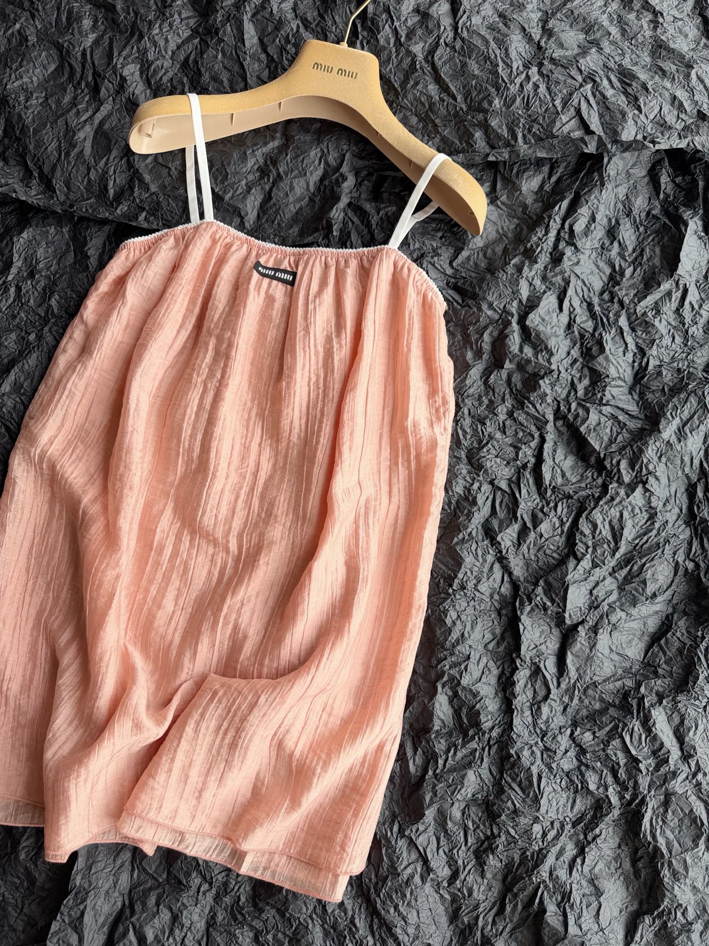 NO:903488,A must-have dress for lazy people in summer. You can go out and play in just one, without having to worry about dressing up. Miu's nightgown style dress has a much better upper body effect than expected. The custom-made textured pure cotton fabric has been specially pleated to give it a strong sense of layering, elegance and flexibility. It is equipped with a skin-friendly and sweat-absorbent lining to prevent light leakage. It also makes the whole body more drapey and stylish. The small lace on the elastic shoulder straps adds a lot of vitality,,miumiu,skirts,19860909夏季懒人必备连衣裙 一条就出门玩,无需费心穿搭 miu这条睡袍风连衣裙 上身效果比想象中好太多了. 定制的肌理感纯棉面料 经过特殊压褶处理 层次感很强,飘逸灵动性强 内设亲肤吸汗内衬防走光 也显得整体更加垂坠有型 弹力肩带小花边增添了不少活力,,miumiu,skirts,,Women's clothing