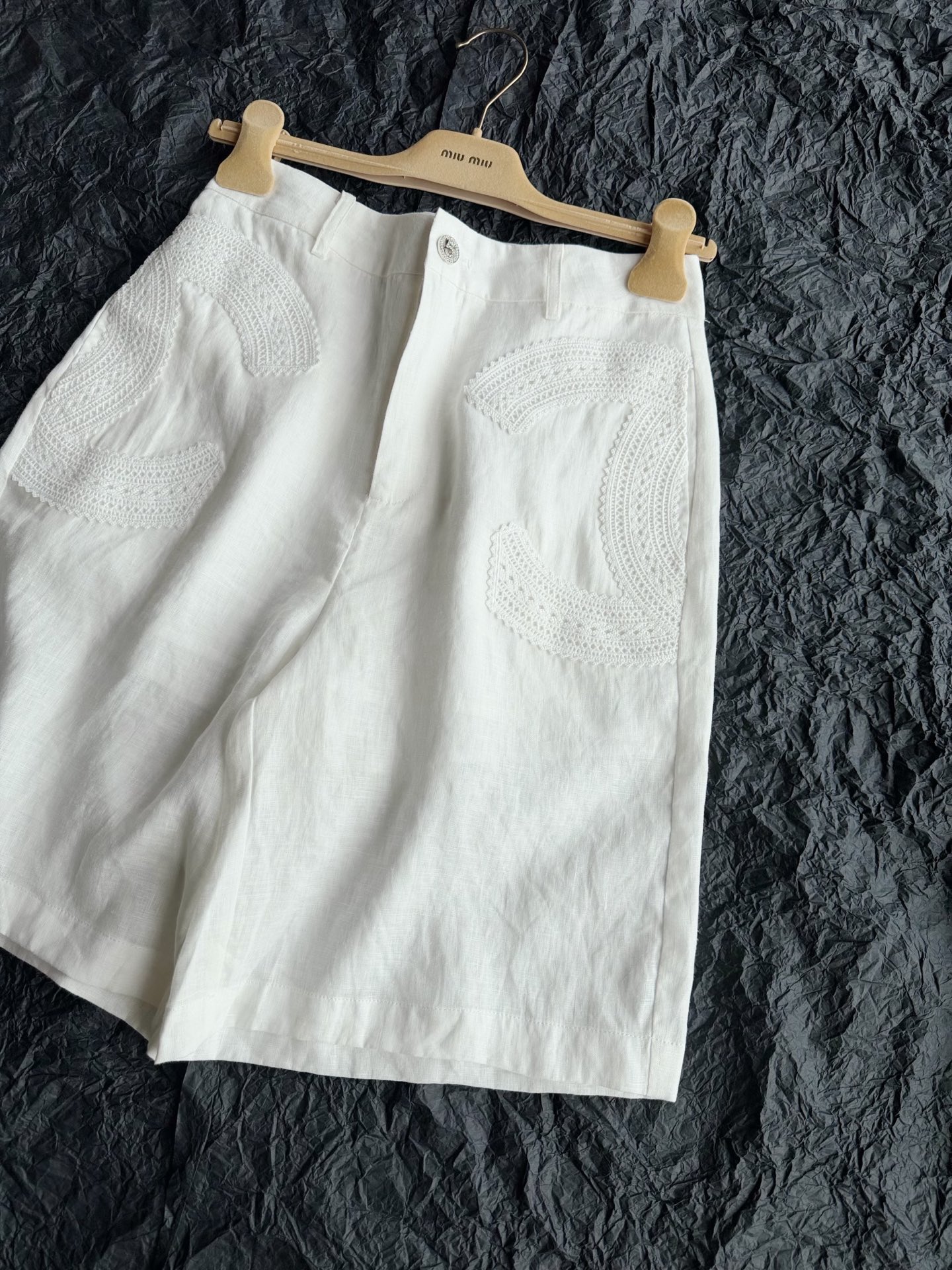 NO:905135,Off-white · Detailed real-life photos This year's very popular three-quarter pants are made of linen and have a minimalist double C logo. They are full of relaxed old money style ~~ They are outstanding whether they are daily or on vacation.19860909米白色·细节实拍图 今年很流行的五分裤 亚麻材质加极简双C标识 松弛老钱风拉满 ~~ 不论日常还是度假都出挑,,,Women's clothing