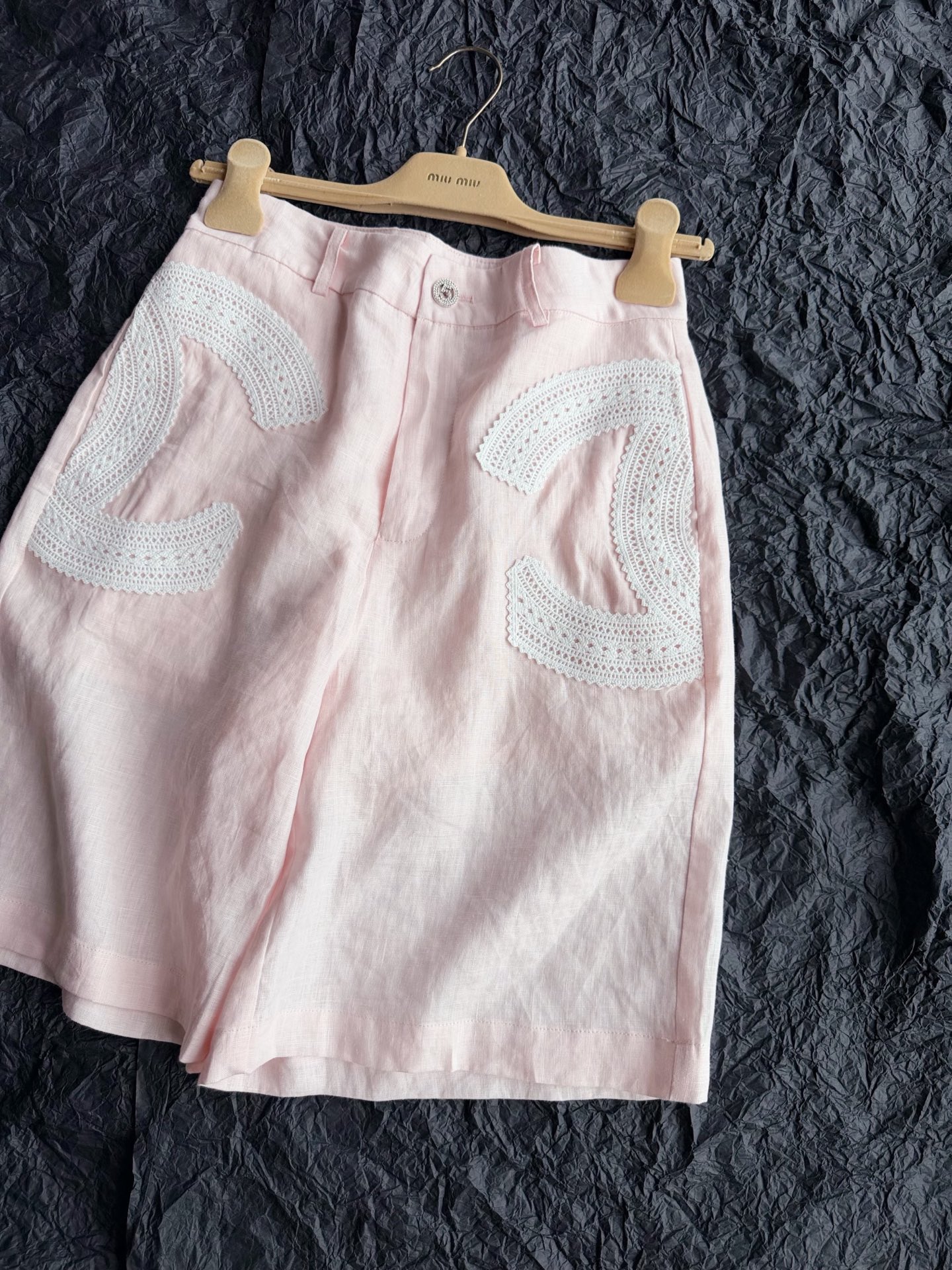 NO:905118,I recommend new and old money-style linen shorts to every one of my new and old customers ~~ What you see is what you get, a high-looking item. Anyone who has ever worn my linen pants knows how comfortable it is. We all come with pure cotton lining, so you can wear it with both comfort and style. Classic double-C lace embellishment, low-key old money, not exaggerated at all. Five-point shorts can match all kinds of casual shoes and look good.,shorts,19860909推荐我家新老顾客人手一条 新品老钱风无分亚麻短裤 ~~ 所见即所得高颜值单品 穿过我家亚麻裤的都懂舒适度. 我们都附有纯棉内衬 让你们既穿得到舒适度又有气质 经典双C蕾丝点缀 低调老钱,完全不夸张 五分短裤可搭配各类休闲鞋都好看,,shorts,,Women's clothing