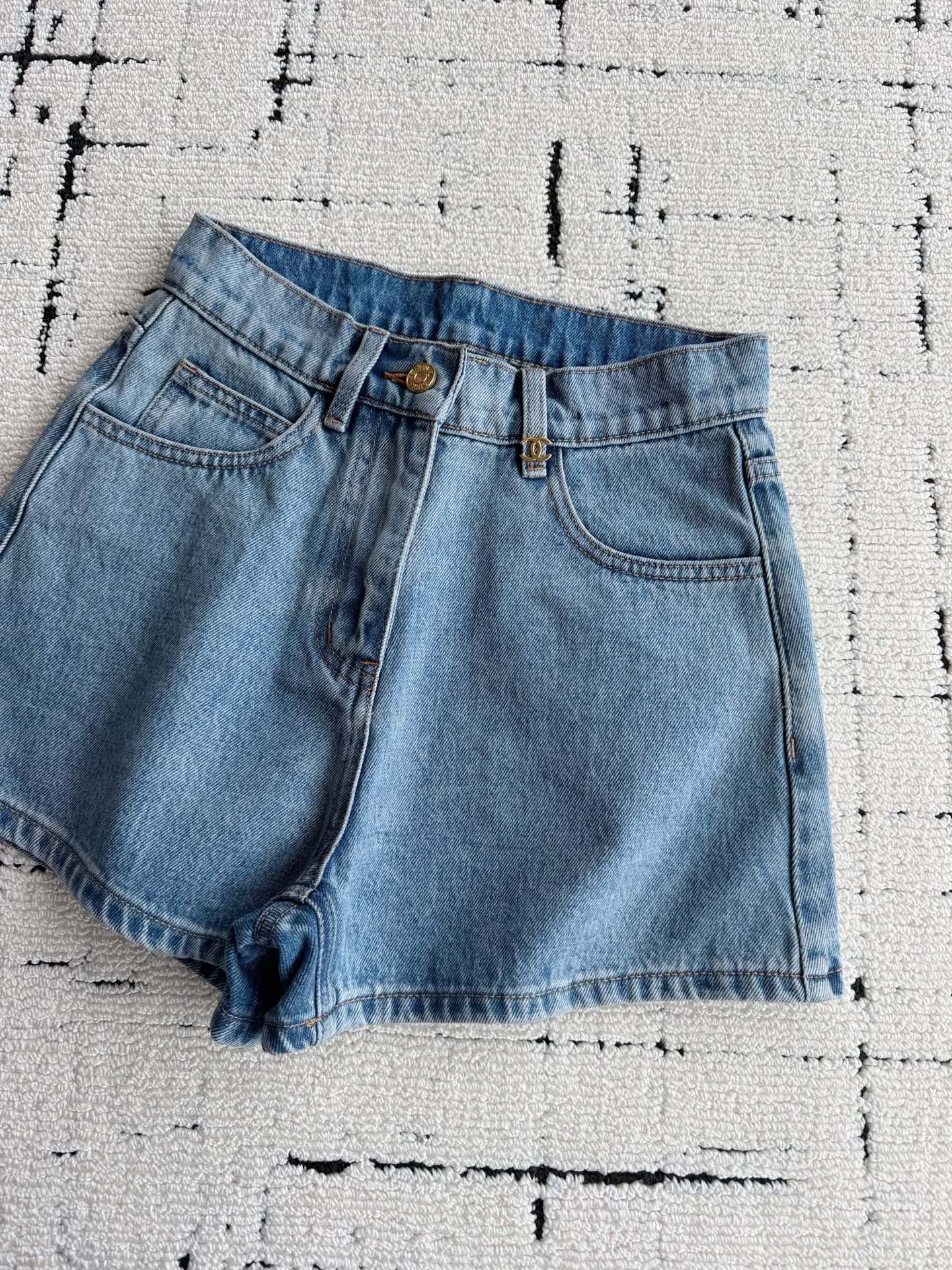 NO:905150,The shorts version of the Chane word-of-mouth leather label series is what our regular customers are striving for~~ They say this design is very durable, so why don’t we also sell shorts for you. Custom-dyed high-weight denim cotton in a vat. True blue and pure white are daily tones. The color saturation of the distressed wash is just right. It is matched with the distressed leather label logo and this year’s new gold hardware. Needless to say, it is a versatile style visible to the naked eye.,,chanel,shorts,19860909Chane口碑皮标系列 短裤版本是我们老顾客力求的~~ 都说这个设计很耐穿 干脆短裤也给你们出齐 包缸定染高克重牛仔棉 正蓝色,正白色都是日常色调 做旧洗水颜色饱和度刚刚好 搭配做旧感皮标logo 以及今年全新的金色五金 不用多说肉眼可见的百搭款.,,chanel,shorts,,Women's clothing
