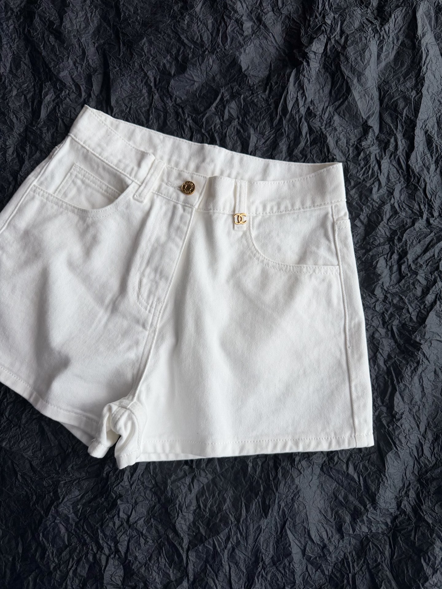 NO:905083,White·detailed real photos. The kind of shorts that you can’t go wrong with your eyes closed. They are a must-have in your wardrobe. You don’t know what to wear when you go out every day. Put them on and wear them with a tee and go. ~,,shorts,19860909白色·细节实拍图 闭眼入不出错的那种短裤 是你衣橱常备 日常出门不知道穿什么 套上他再搭个tee就走的便携单品 ~,,shorts,,Women's clothing