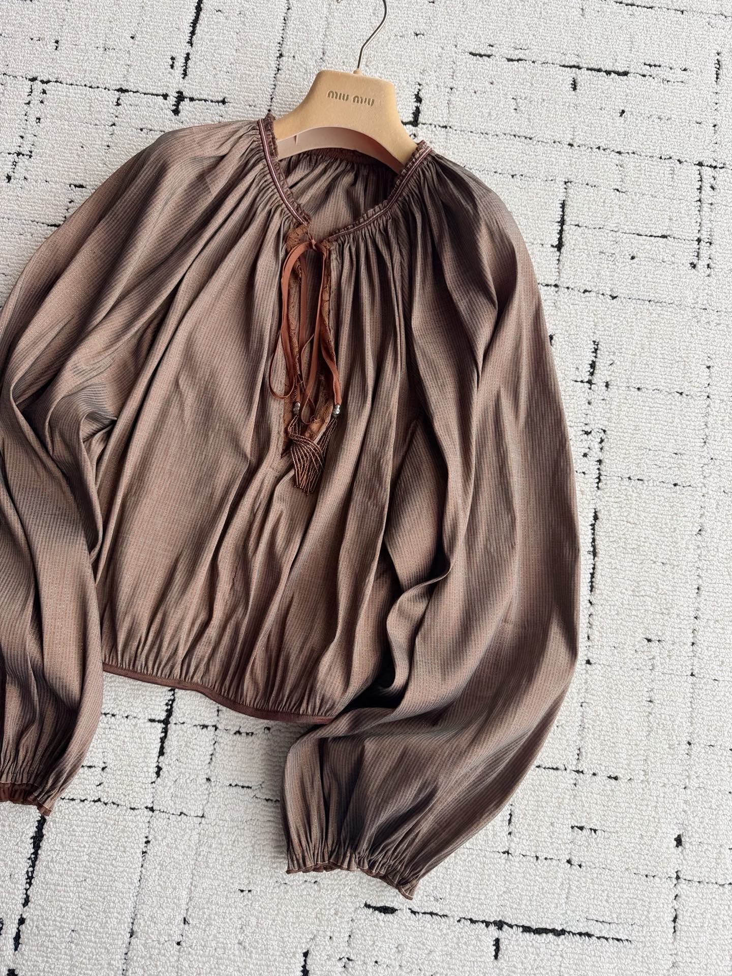NO:906732,JACQUES WEI 26ss new product. A beautiful shirt top that can be used for daily vacations ~ Really good fabrics and good styles. I don’t worry about selling clothes in this category. YB consistent texture fabric. The texture is clearly visible and is not ordinary. The materials are full to restore the lantern sleeves. It hides the flesh and looks slim, lazy and has a sense of atmosphere. The unforgettable coffee color details are the style that I fell in love with at first sight. I feel 'expensive' as soon as I put it on, shirts,19860909JACQUES WEI 26ss新品 可以日常可以度假的绝美衬衫上衣 ~ 实实在在的好面料,好版型 我家这种品类的衣服都不愁卖 yb一致肌理感面料 纹路清晰可见绝不普通. 用料十足还原灯笼袖 藏肉显瘦,慵懒又很有氛围感 过目不忘的咖色系细节 第一眼就爱上的款 一上身就感觉“身价不菲”,,shirts,,Women's clothing