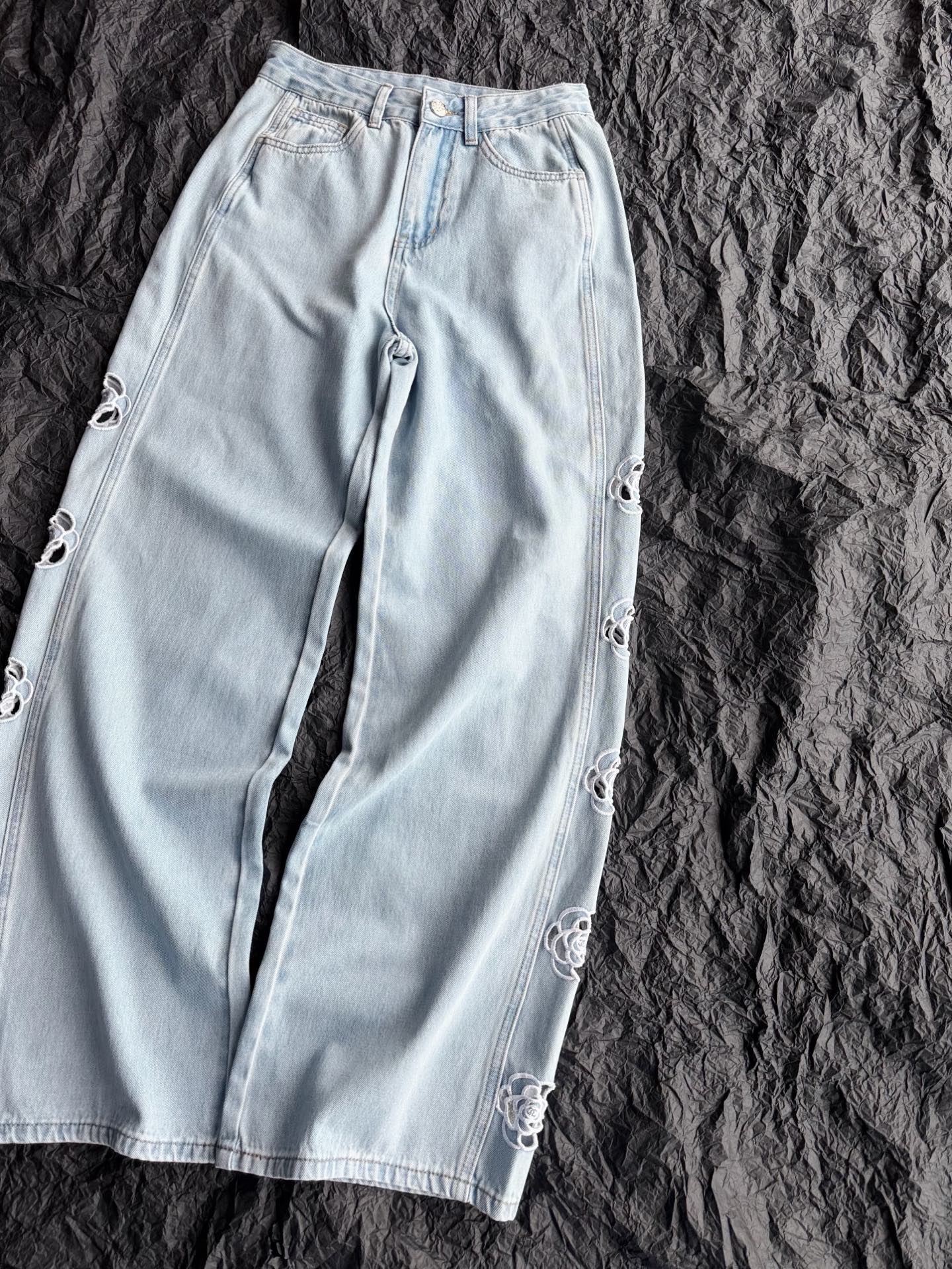 NO:906724,It is still a summer jeans. The hollow camellia series that is not easy to be worn ~ This pair of jeans is different from the ones we already have. It is not only soft, but also has a sense of design. Customized soft denim cotton is comfortable and skin-friendly. The hollow camellia embroidery on the side and small double Cs are not only good-looking, but also more breathable. The straight leg is not picky at all, you can control it at will,,jeans,19860909依旧是一款夏季牛仔裤 不易撞衫的镂空山茶花系列 ~ 这一条牛仔裤区别我们已有的 它不仅软,还有设计感 定制柔软牛仔棉舒适亲肤 侧面镂空山茶花刺绣加小双C 不仅颜值高,还更加透气 直筒举行完全不挑你们随意驾驭,,jeans,,Women's clothing