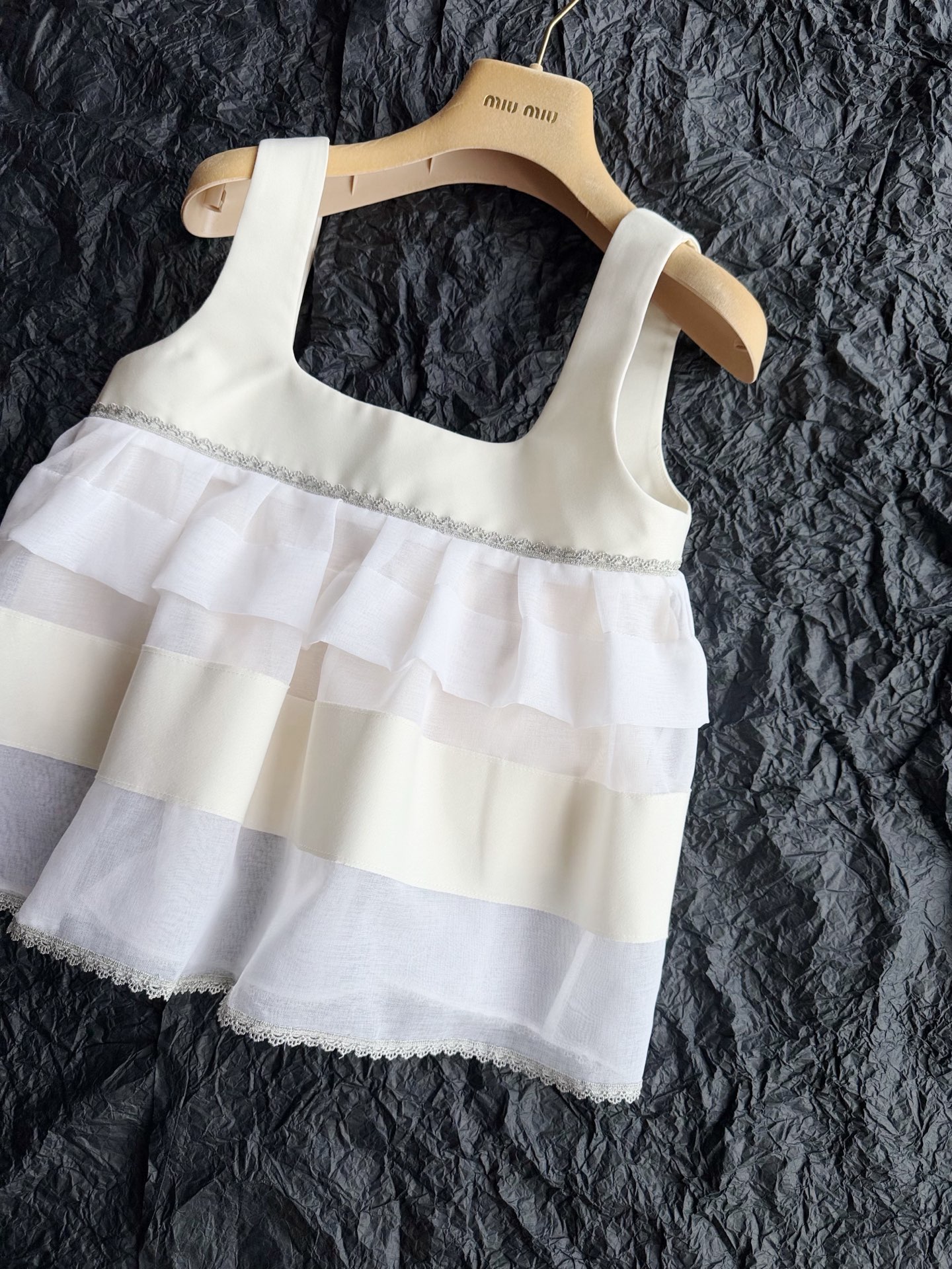 NO:906712,Marchen fairy series new product is coming. I must buy this cake vest!! Careful design and details, practical price. The price and value of this store have always been matched. Customized with a variety of gauze materials. It is equipped with pure cotton lining, moisture-wicking and sweat-wicking. The upper body is comfortable and not see-through. The hem and collar are spliced ​​with small lace. The back is also thoughtfully made with elastic pleats. It looks great with skirts or shorts!!,,skirts,shorts,19860909Marchen仙女系新品来袭 这个蛋糕小背心我必入 !! 走心的设计和细节,实用的价格 这家价格和价值一直都匹配 定制多种纱料相拼接 设有纯棉内衬,吸湿排汗 上身舒适不透底 下摆和领字部分都拼接了小蕾丝 后背还贴心做了弹力褶皱 随意搭配半裙或短裤都美呢 !!,,skirts,shorts,,Women's clothing