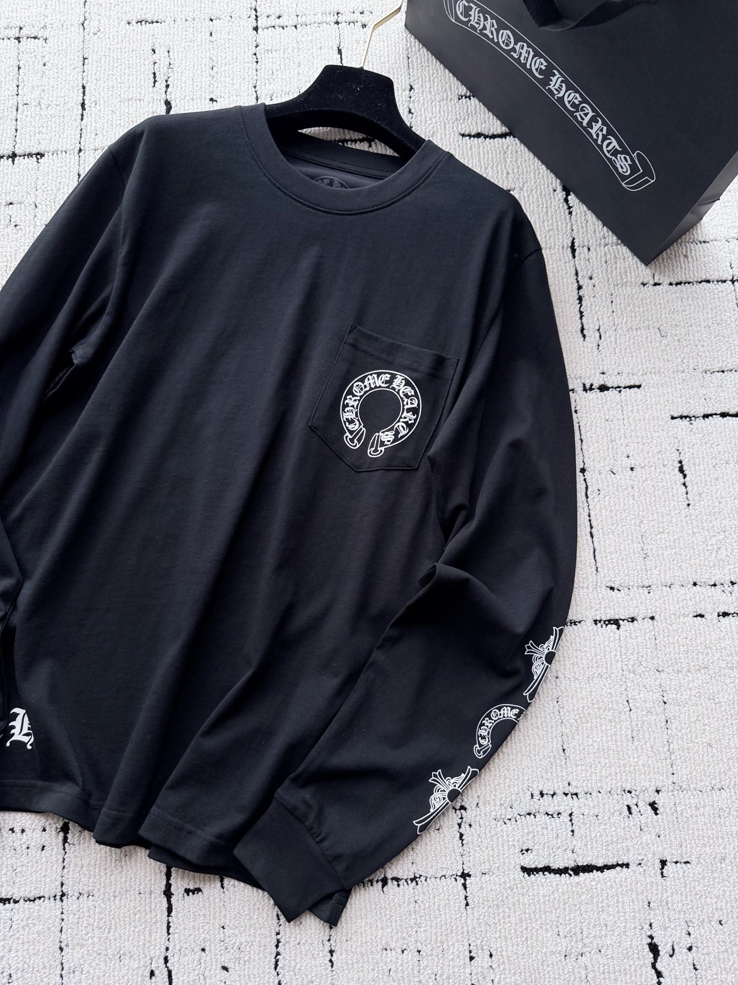 NO:907486,Black·Details Actual Photos Buy it for one person and share it with the whole family. A long-sleeved tee that can be used in all seasons. It is durable and easy to take care of.19860909黑色·细节实拍图 一人入手全家共享 四季都能用到的长袖tee 经久耐穿,又好打理,,,Women's clothing