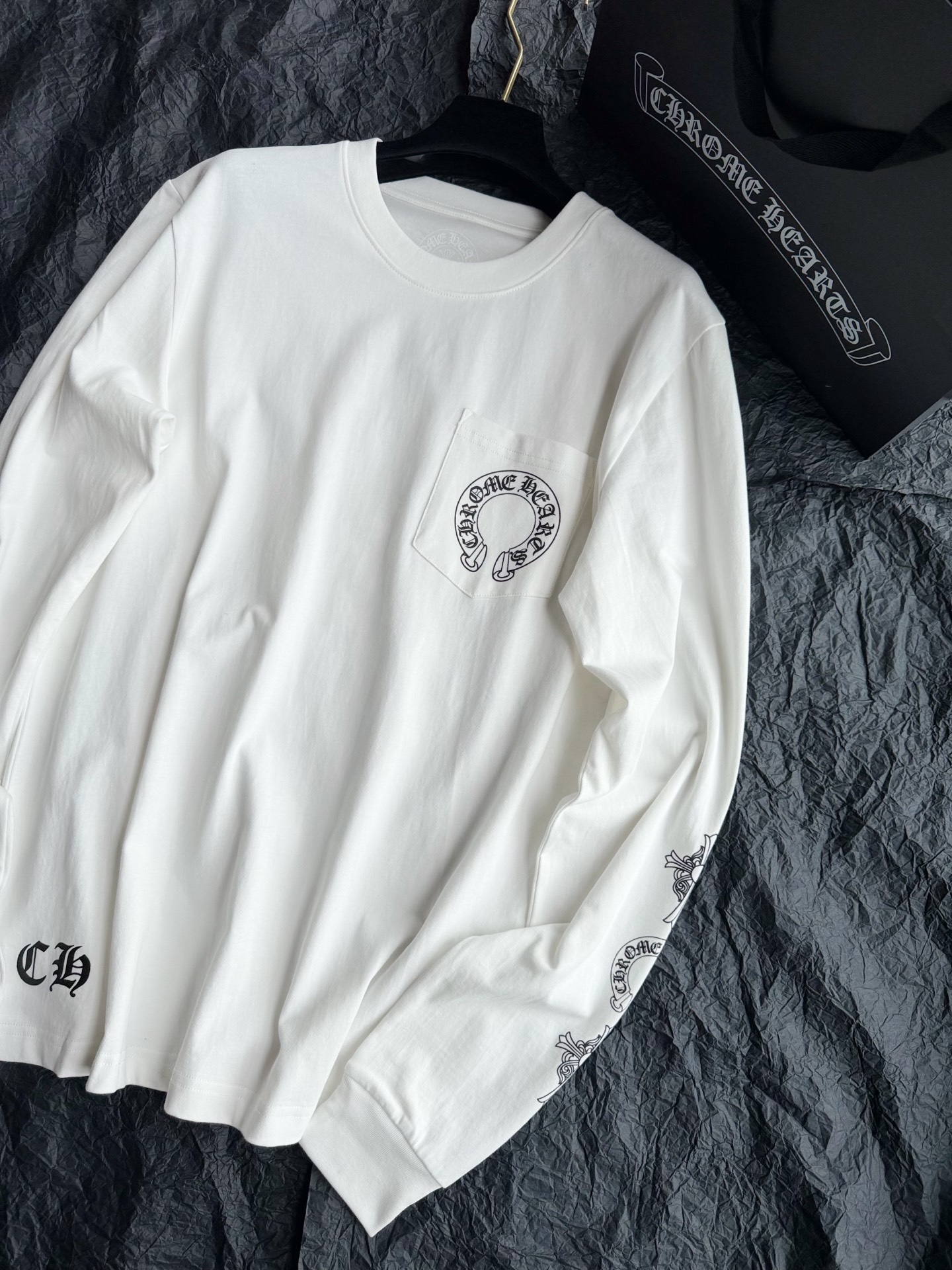 NO:907473,It is still practical to wear Croxin long-sleeved tee. Our series has a stable supply. It can be worn until early autumn. One person can buy one piece and share it with the whole family. 24 counts of high-weight pure cotton fabric is soft and skin-friendly, not heavy and not sweaty. The custom-woven elastic thread neckline is not easy to deform. The threads on the cuffs can also withstand washing. Black and white classic prints, you can control it at will. The wardrobe will always be timeless, chrome hearts,19860909依旧是实穿主义克罗xin长袖tee 我们这一系列都是稳定供应 可以一直穿到早秋的一件 一人入手全家共享. 高克重纯棉面料24支 柔软亲肤,不厚重不闷汗 定织的弹力螺纹领口不易变形 包括袖口的螺纹也经得起穿洗 黑白经典印花,随意驾驭 衣橱长青款永不过时,,chrome hearts,,Women's clothing