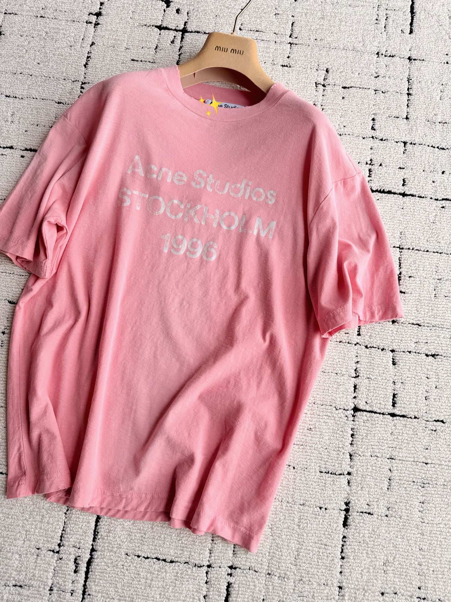 NO:907485,Short-sleeved and detailed photos. There is a reason why this neon pink came out so late. It is fundamentally different from the version on the market. My color is a true restoration of the essence. The distressed effect and the small details of sanding and holes can withstand your random comparison. T-shirt,19860909短袖·细节实拍图 这个霓虹粉这么晚才出是有理由的 从根本上区别市面版本. 我家颜色是真正还原精髓 做旧效果以及磨毛和破洞小细节 都经得起你们随意对比,,T-shirt,,Women's clothing