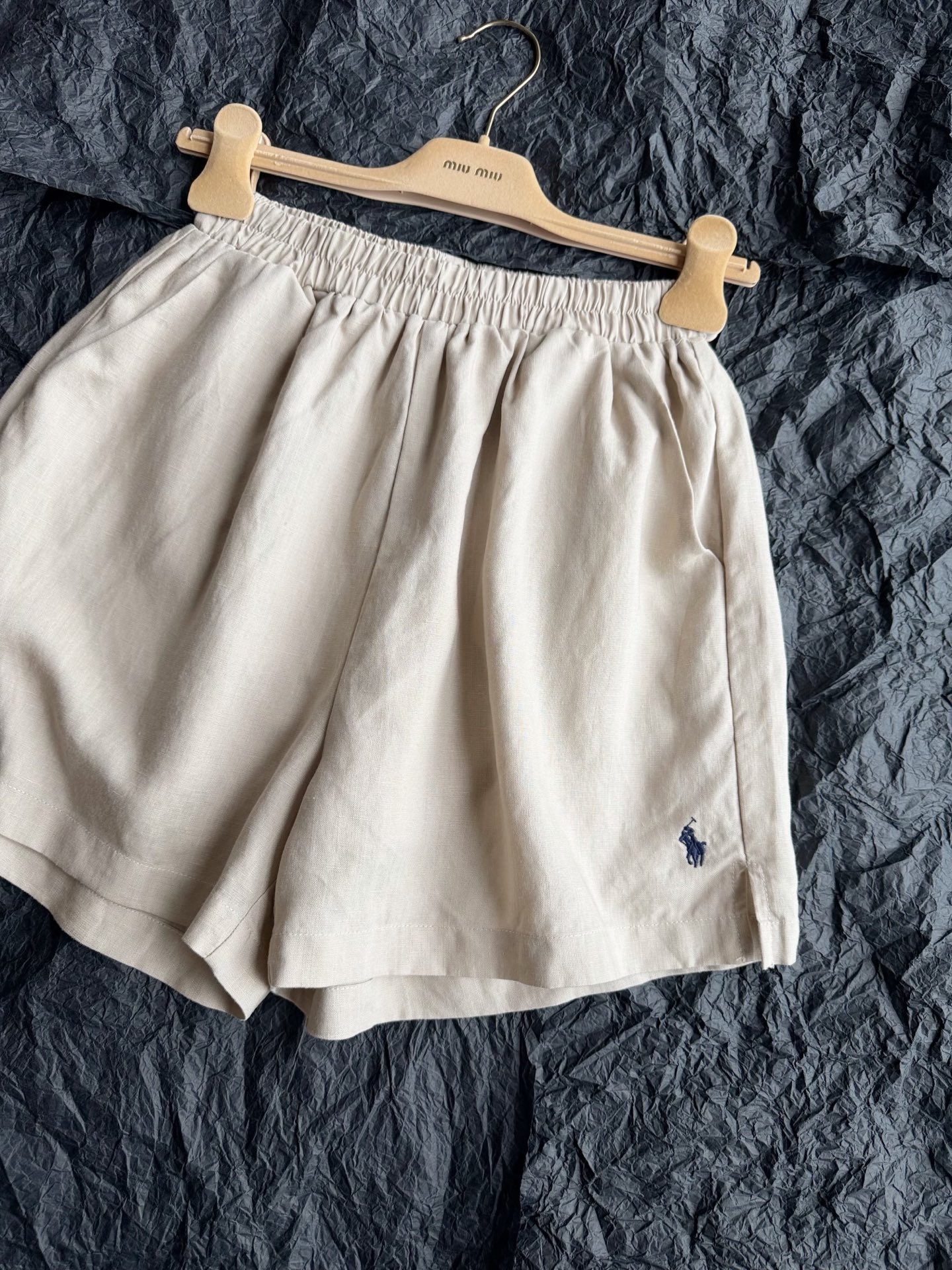 NO:907448,A pair of shorts from Lavlund, an item that can be worn endlessly!! The most expensive thing about this pair is the excellent linen and cotton fabric. The texture is visible to the naked eye, and the texture and feel are very good. There is no limit on the elastic waist and slits on the legs. There is no limit on the body shape. The small logo embroidery is exquisite and delicate. Light khaki and pure white are both daily needs ~,,shorts,19860909拉夫劳lun人手一条的短裤 无限循环复穿的单品 !! 这条贵就贵在绝好的亚麻棉面料 我家肉眼可见的肌理感 纹路和手感都特别正. 弹力腰不设限 裤脚开叉 对身材完全不设限 小logo刺绣精巧又细腻 浅卡其和正白色都是日常刚需 ~,,shorts,,Women's clothing