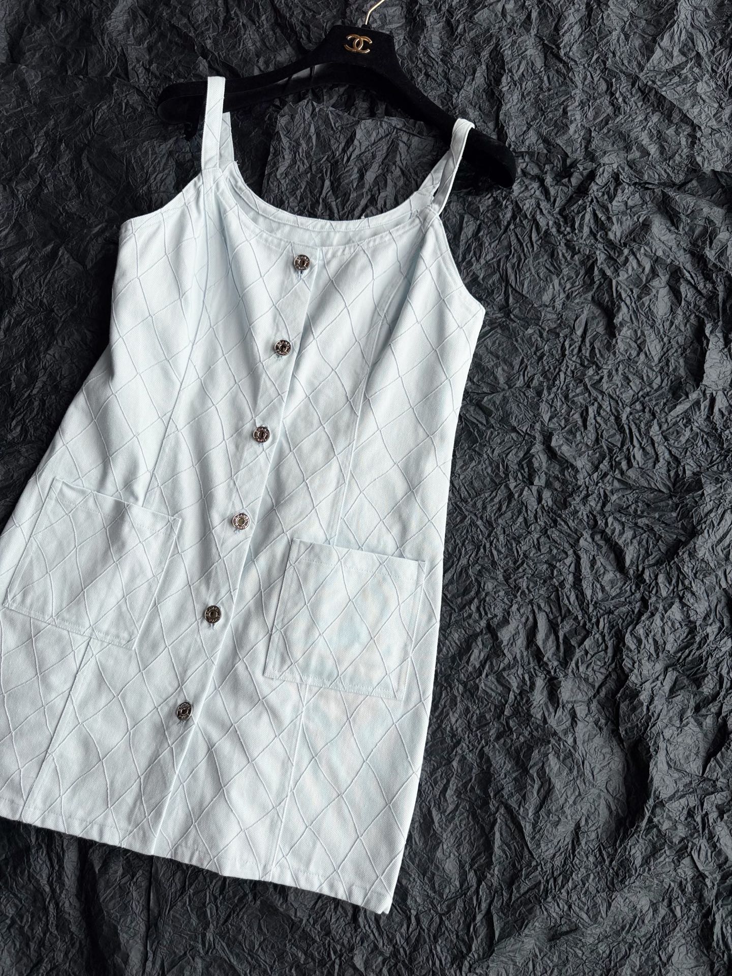 NO:907439,Coco beach rhombus denim series suspender dress·real photos of details. Customers who know the goods know the gold content of this series. Chane has not produced such good-looking denim for a long time. Say goodbye to the dull and boring denim in the past. Incorporate the classic rhombus pattern and light blue. The three-dimensional tailoring A-line loose version is more atmospheric. Compared with the waisted version, it has wider wearability. It can be worn alone or stacked, and can be controlled at will. The tailoring and customized hardware all highlight the low-key luxury taste, chanel, skirts,19860909coco beach菱格纹牛仔系列 吊带连衣裙·细节实拍图 识货的顾客都懂这一系列含金量 chane很久不出这么好看的牛仔了. 告别以往的沉闷无聊 融入经典的菱格纹,浅蓝色 立体剪裁A字宽松版型更大气 相对于收腰版型来说可穿性更广 可单穿可叠穿,任意驾驭 剪裁走线和定制的五金 无不彰显着低调奢侈品味,,chanel,skirts,,Women's clothing